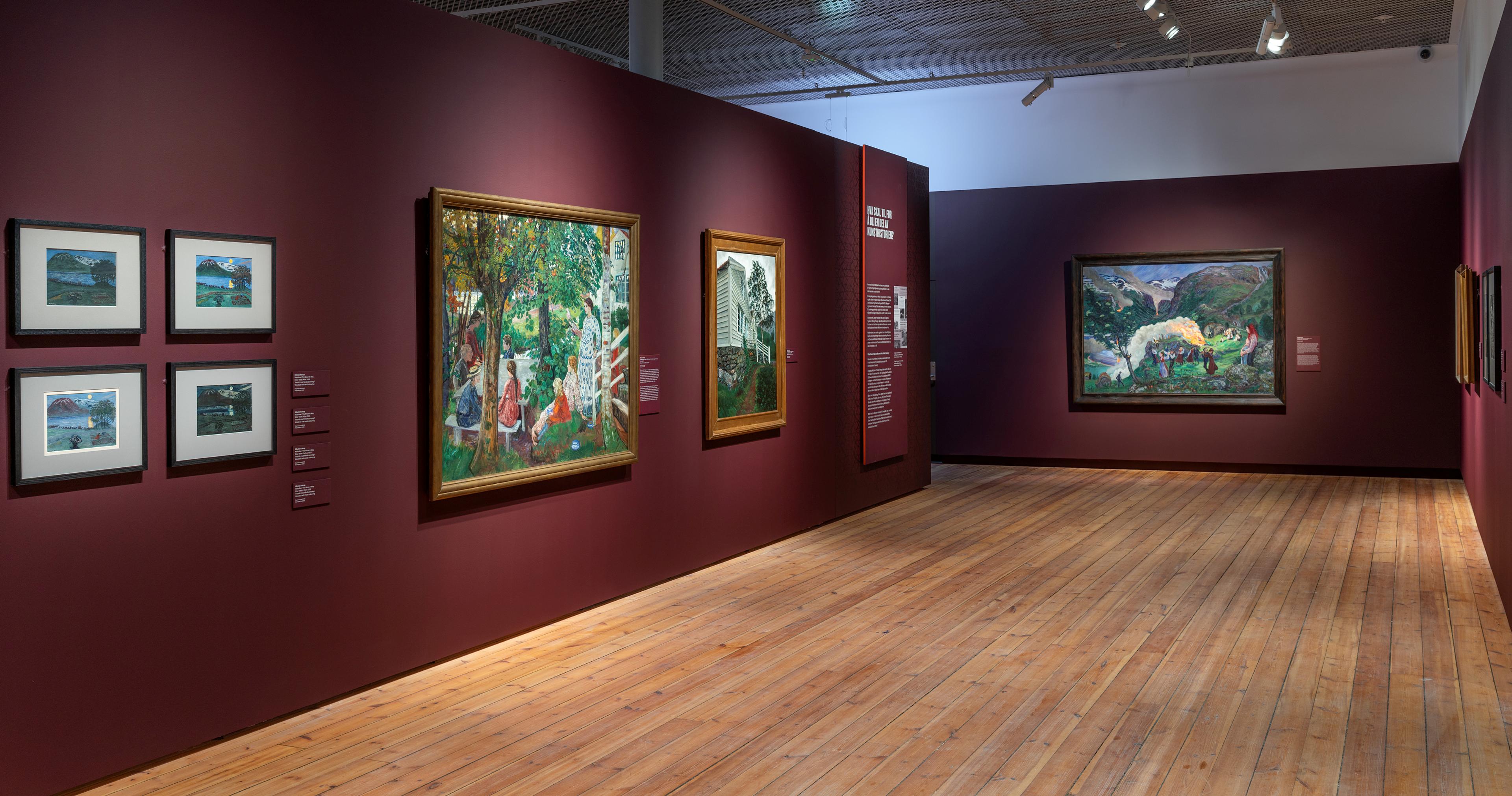 En rekke malerier av Nikolai Astrup i utstillingen Brikker, i et rom med mørk røde vegger
