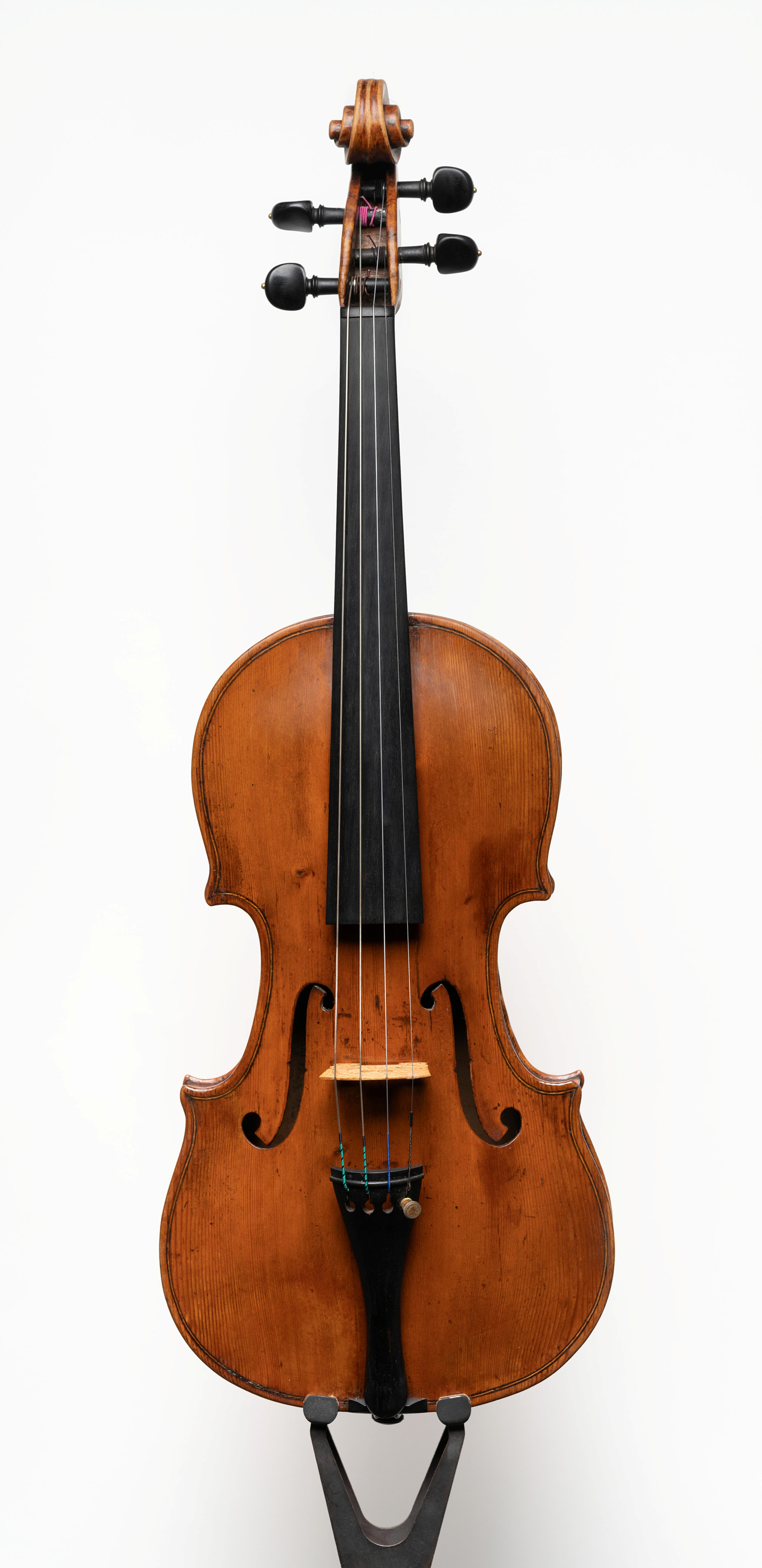En fiolin tilhørende Ole Bull, avbildet mot hvit bakgrunn.