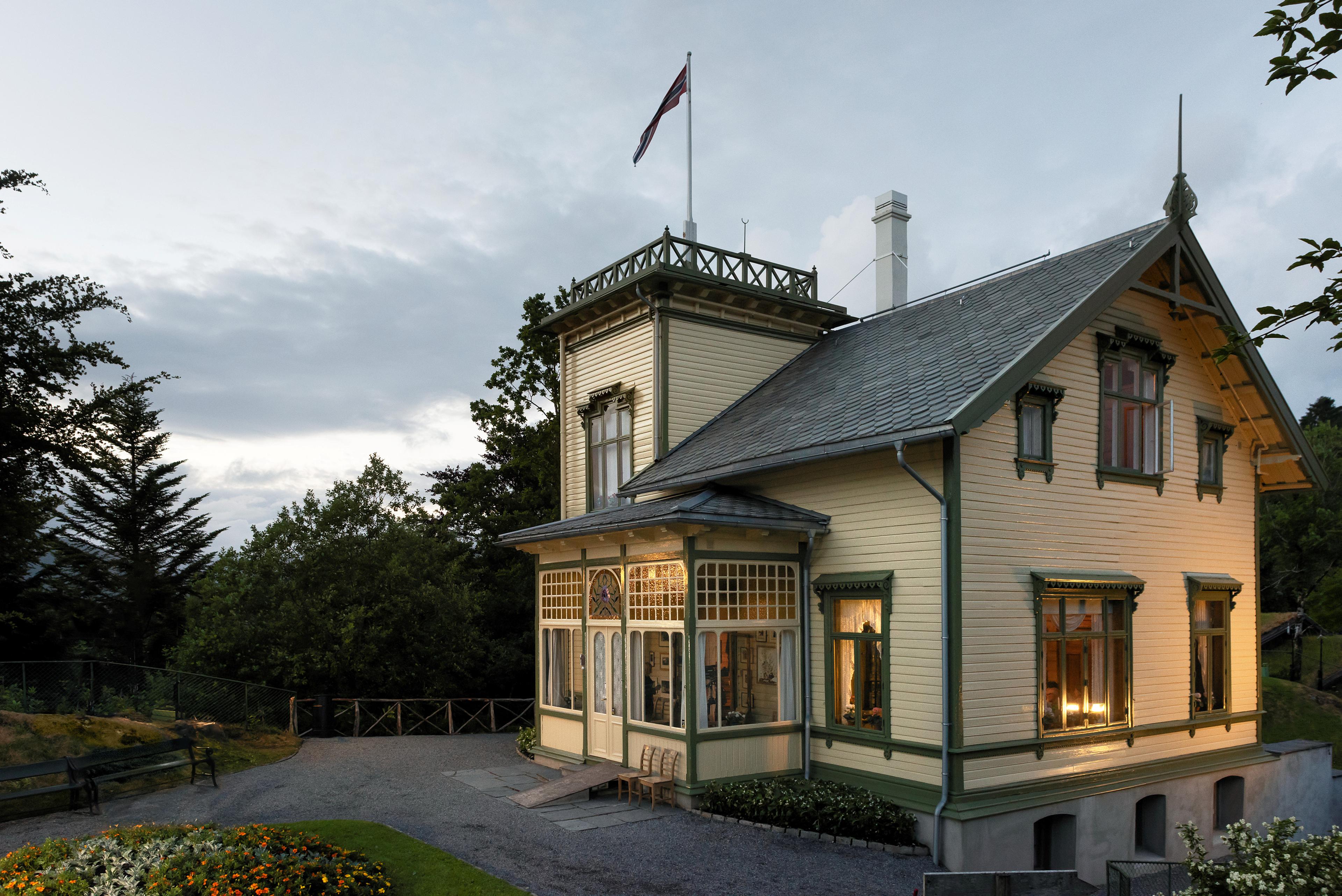 Edvard Griegs villa på Troldhaugen i skumringslys