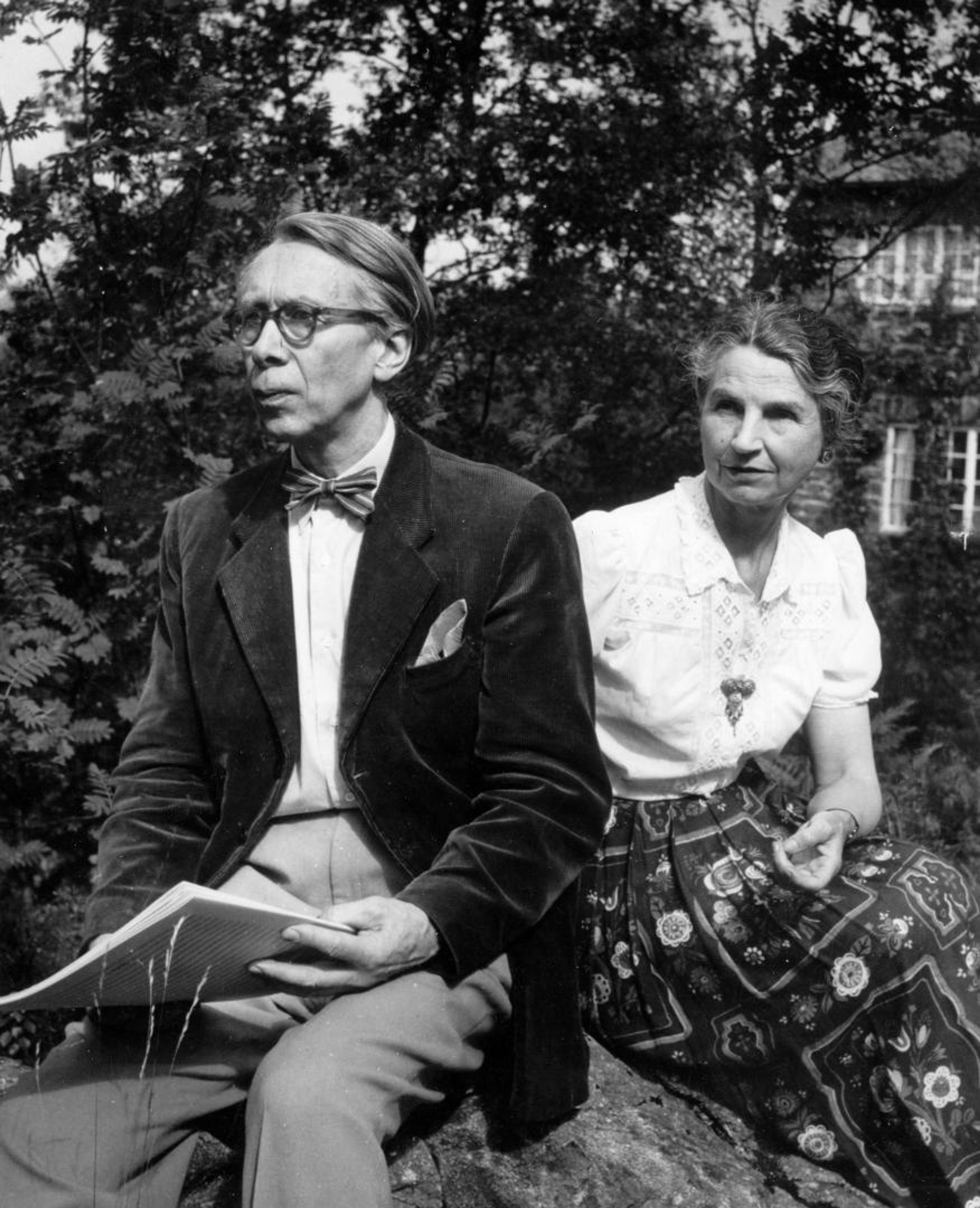 Harald Sæverud og Marie Hvoslef foran huset på Siljustøl