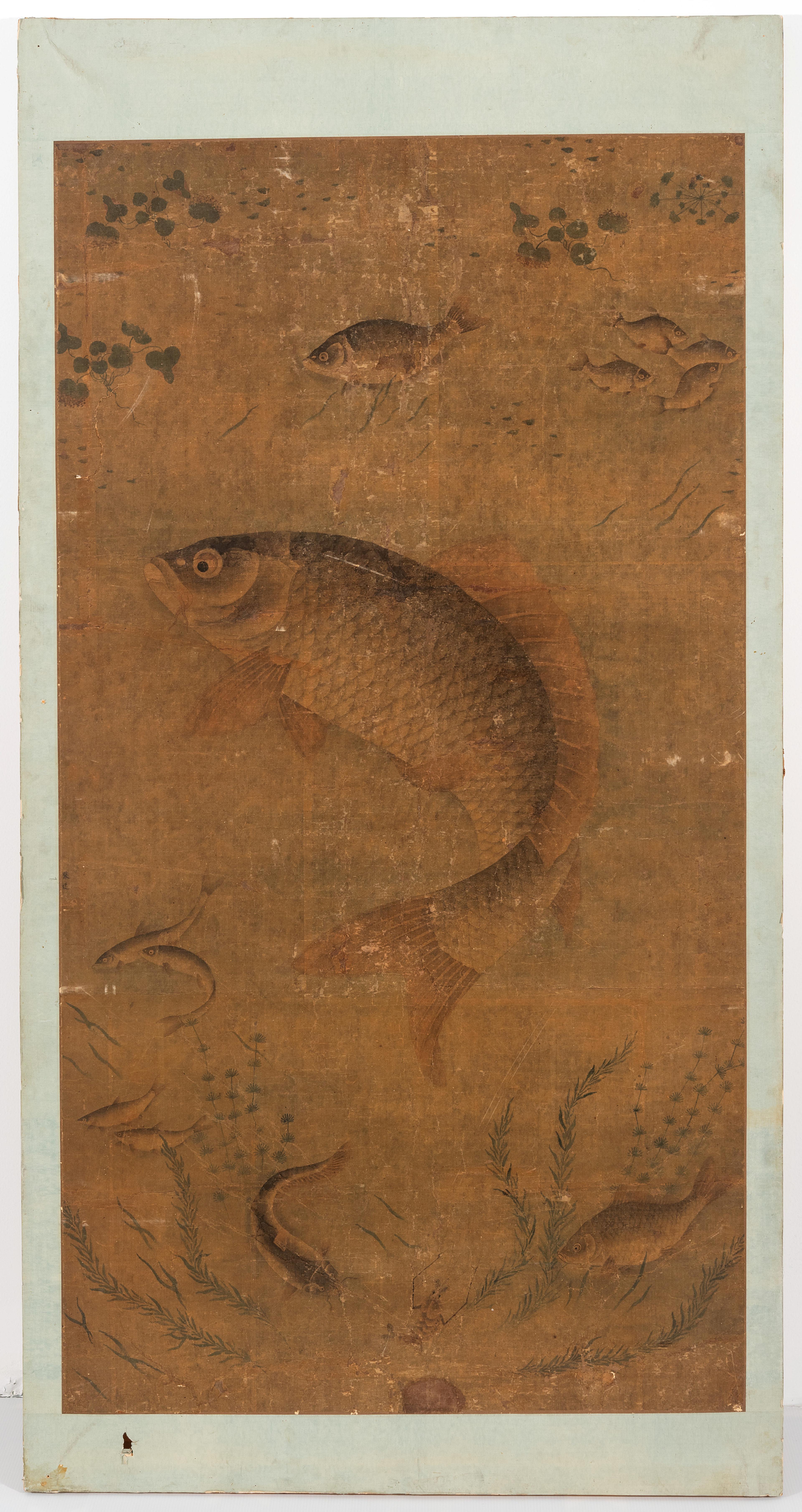 Et kinesisk maleri av en fisk, omgitt av alger
