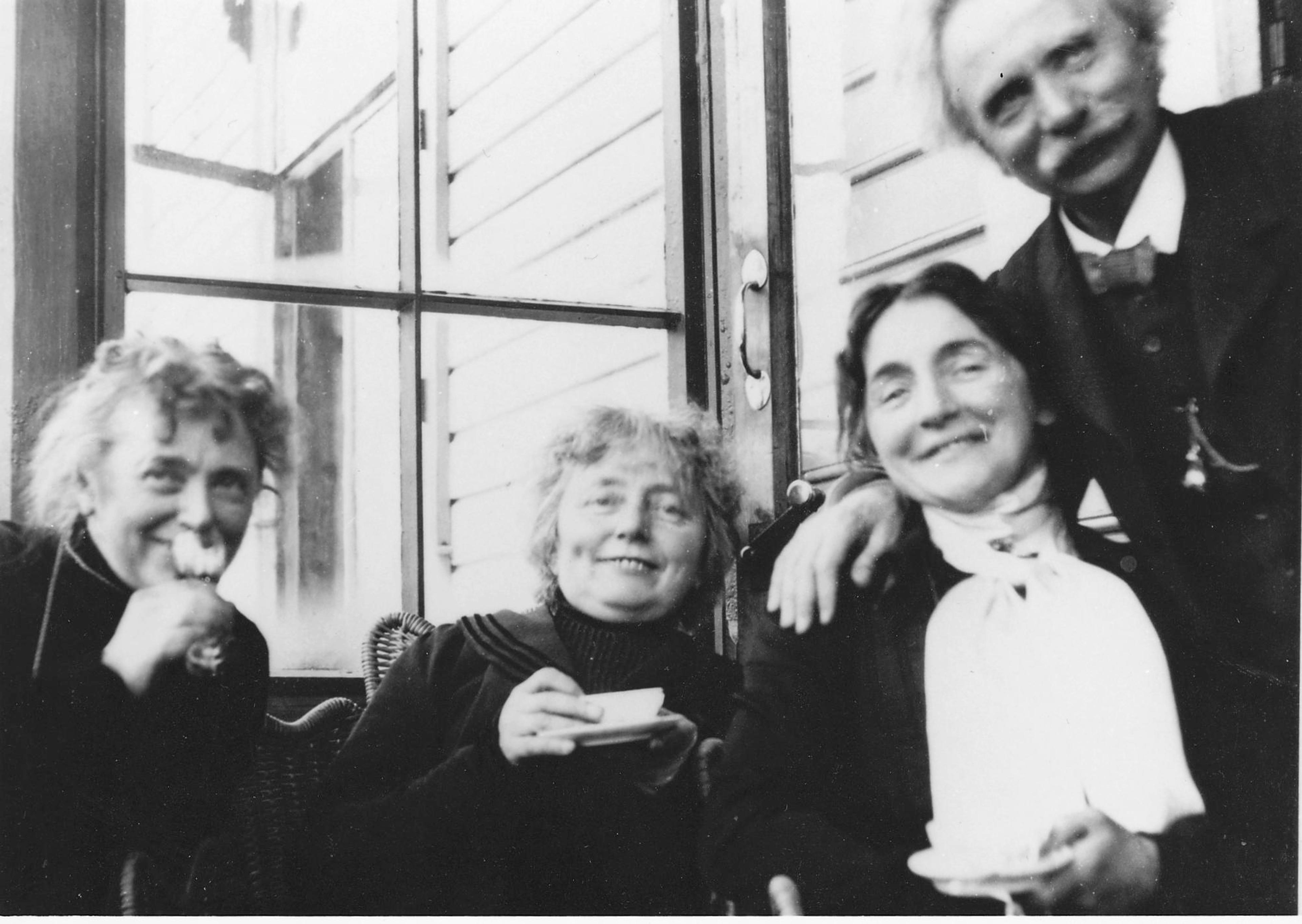 Fotografi av Nina og Edvard Grieg med venner. 
