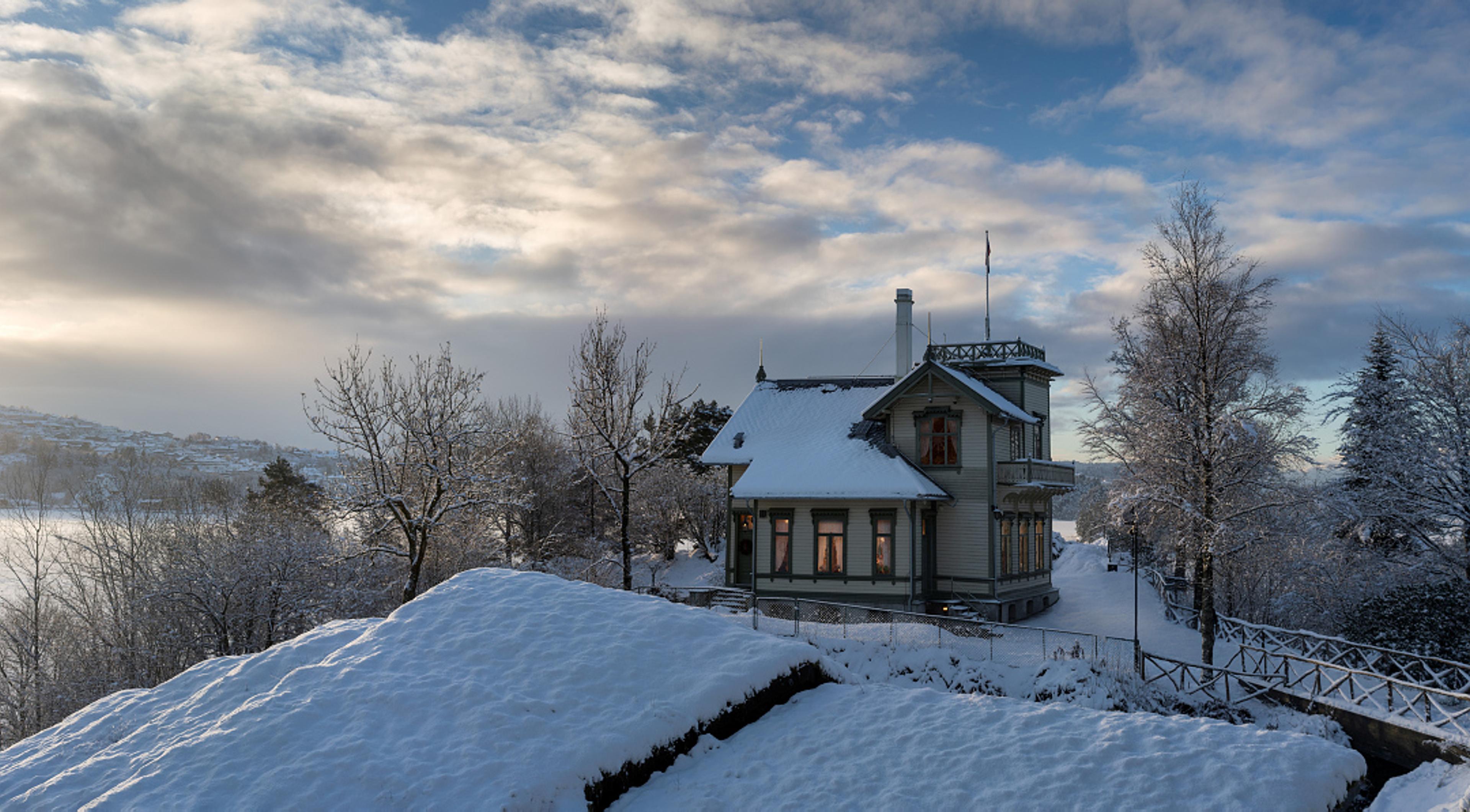 Troldhaugen omkranset av snø