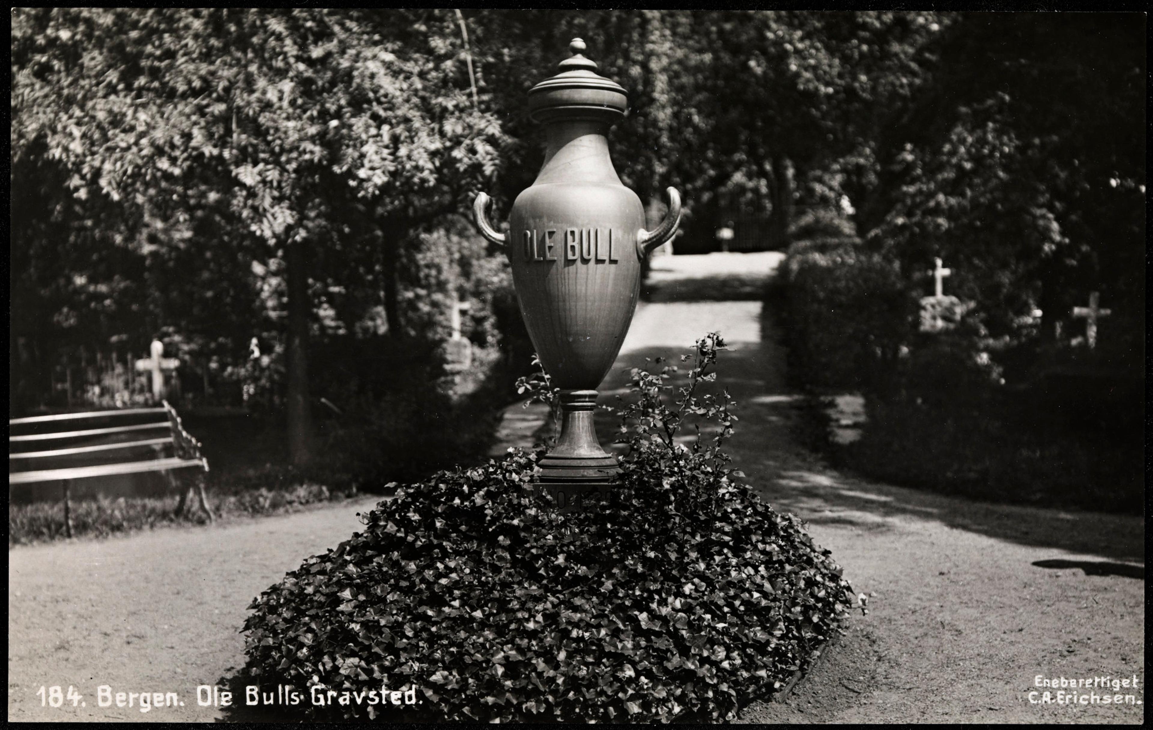 Fotografi som viser Ole Bulls gravsted i Bergen. Her står den store urnen hans med "Ole Bull" skrevet på. 