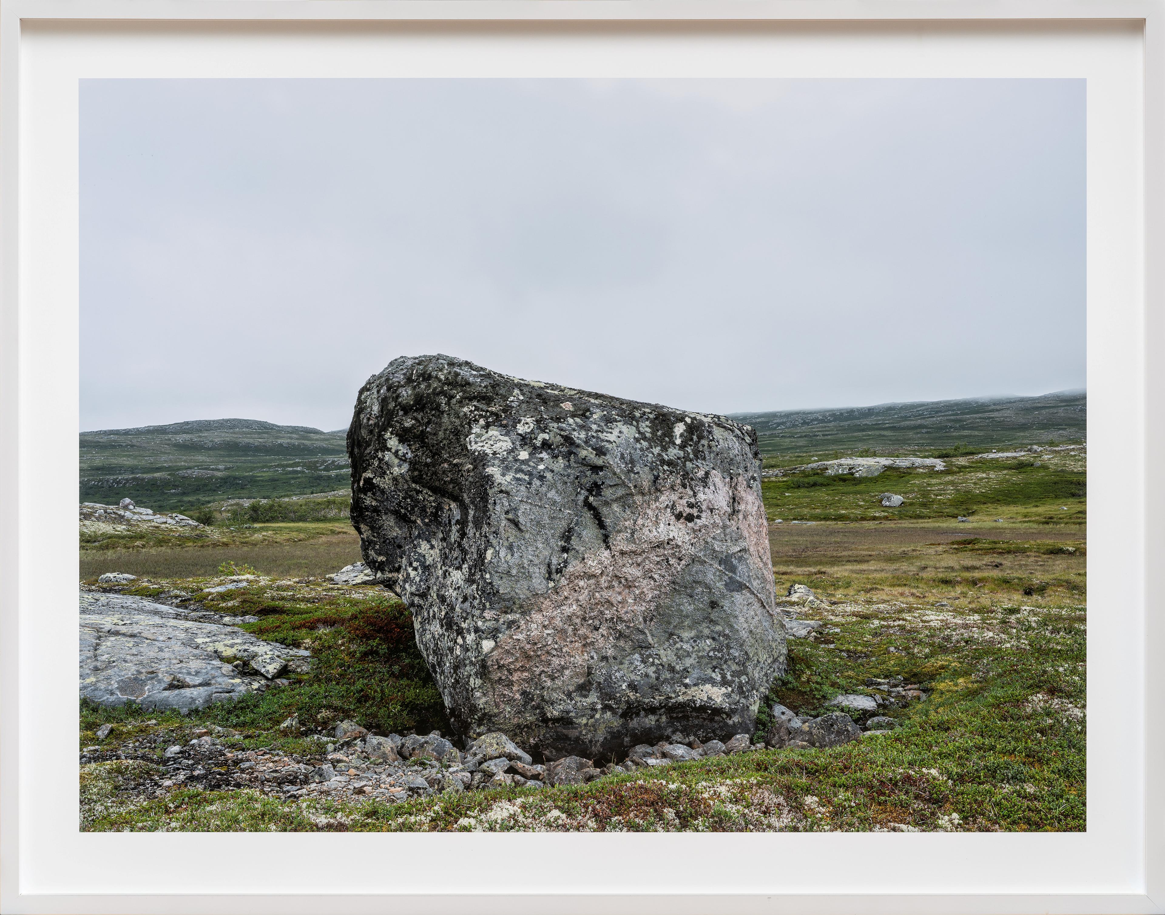 Fotografi av et fjelllandskap med en stor stein