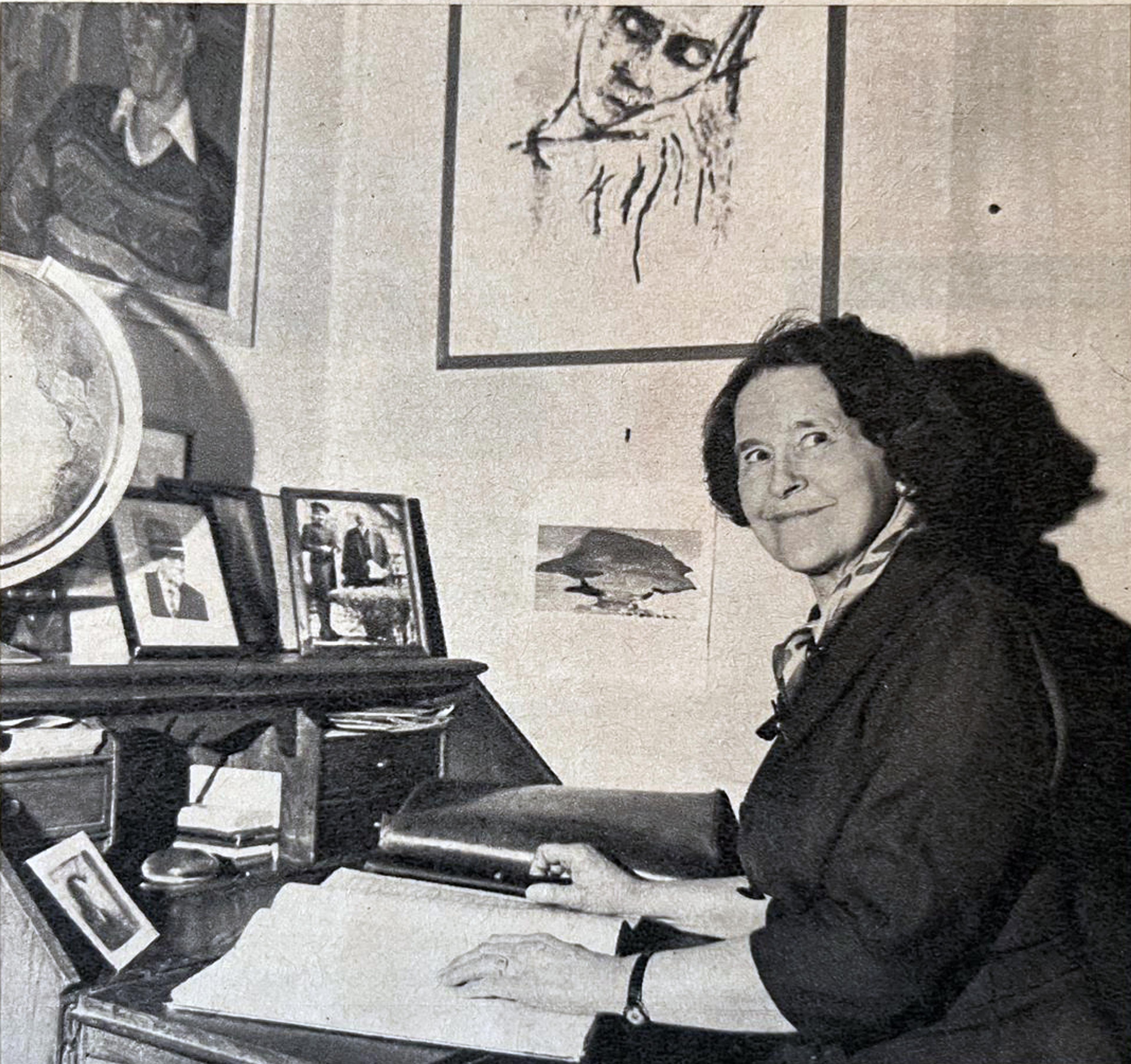 Sort-hvitt portrett av Anne Marie Ørbeck, sittende ved skrivebordet. 