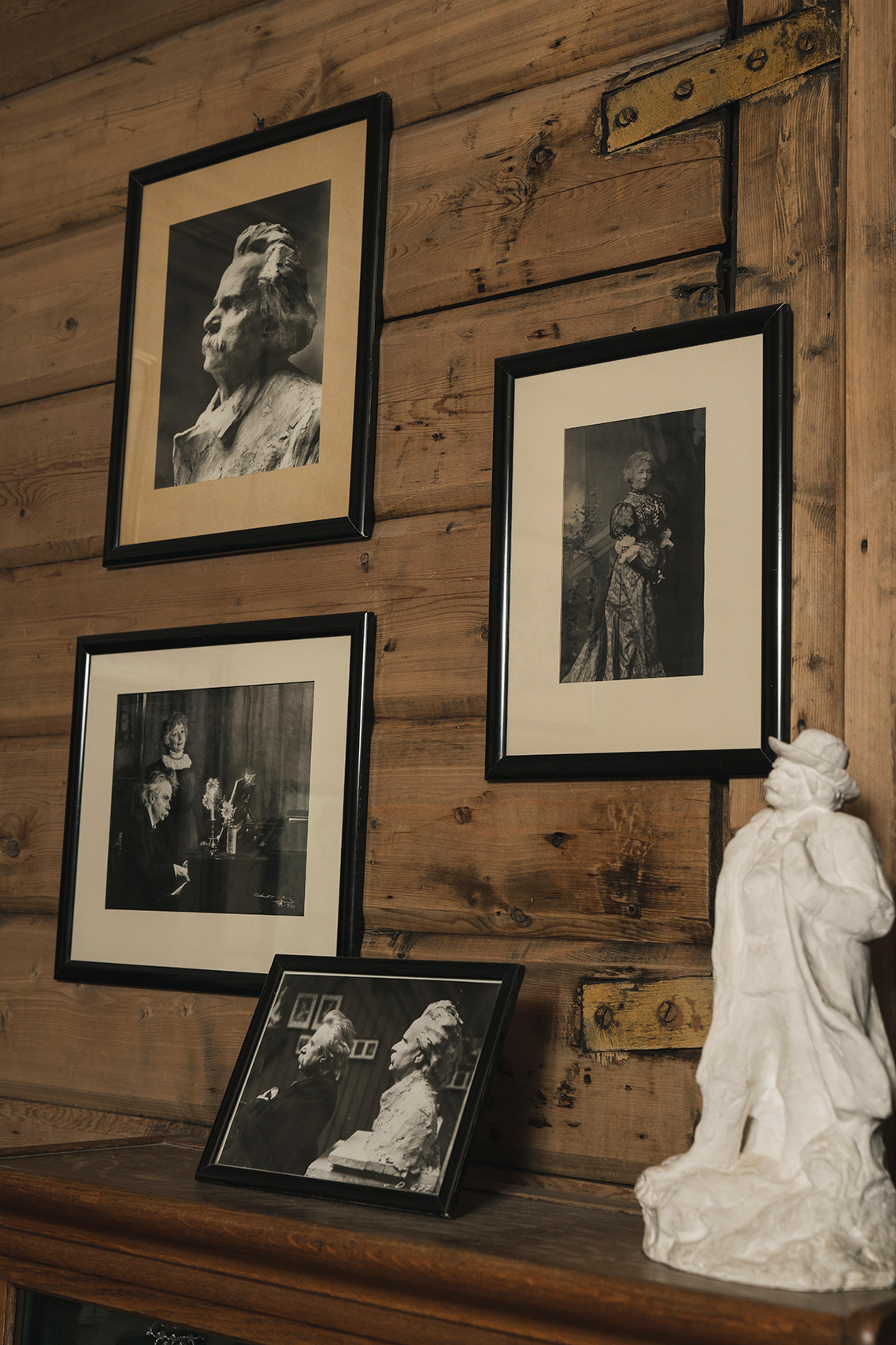 Flere fotografier som henger på veggen i Griegs villa, som viser Edvard og Nina Grieg
