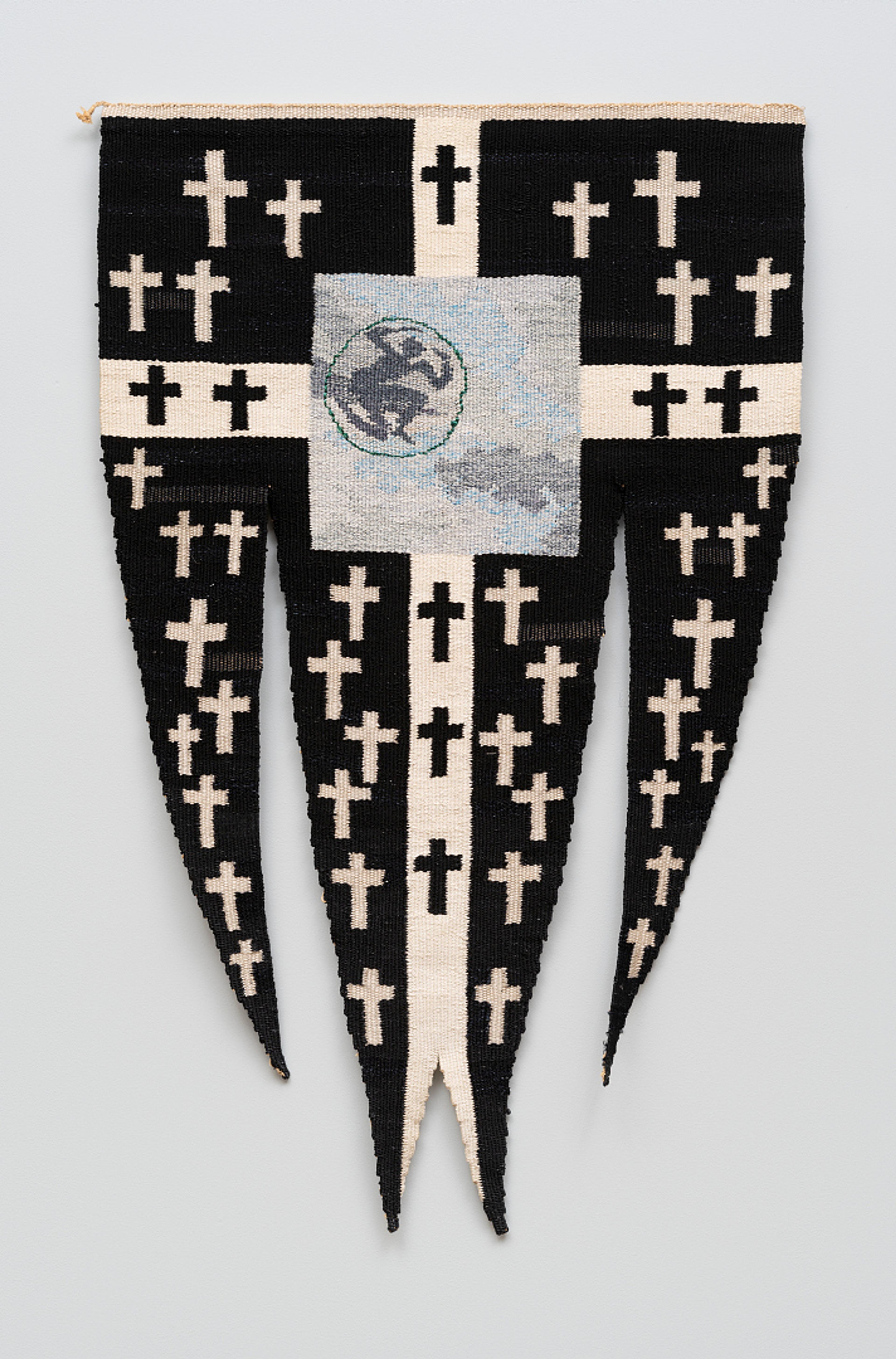 Dødsfane til jorden / Death Banner to Earth, 1974   Elisabeth Astrup Haarr (1945–2025)  Ull, gummi og nylon tekstil / Wool, rubber, and nylon textile  Kode 