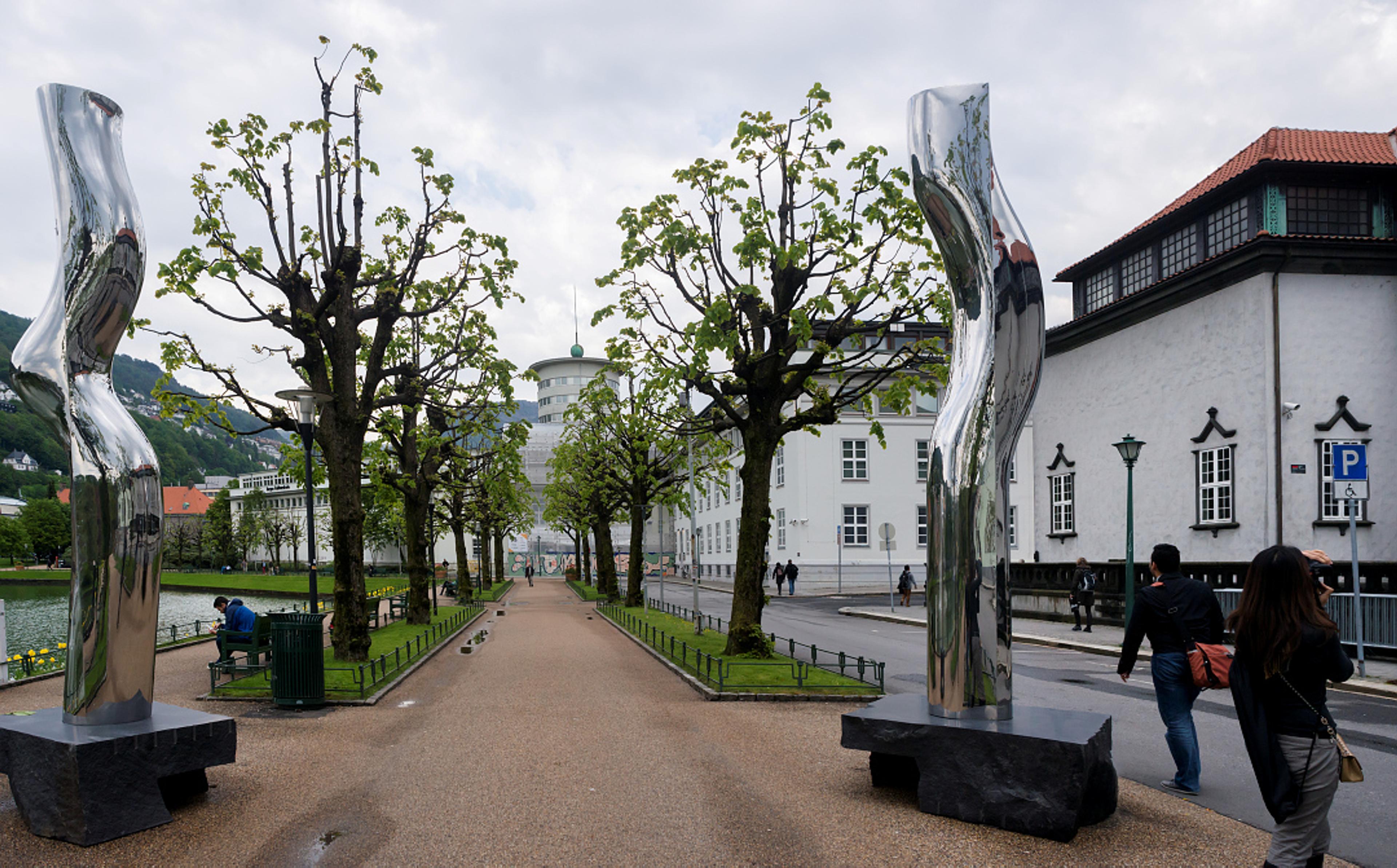 Foto fra Rasmus Meyers alle i Bergen hvor to store stålskulpturer står langs gangveien. 