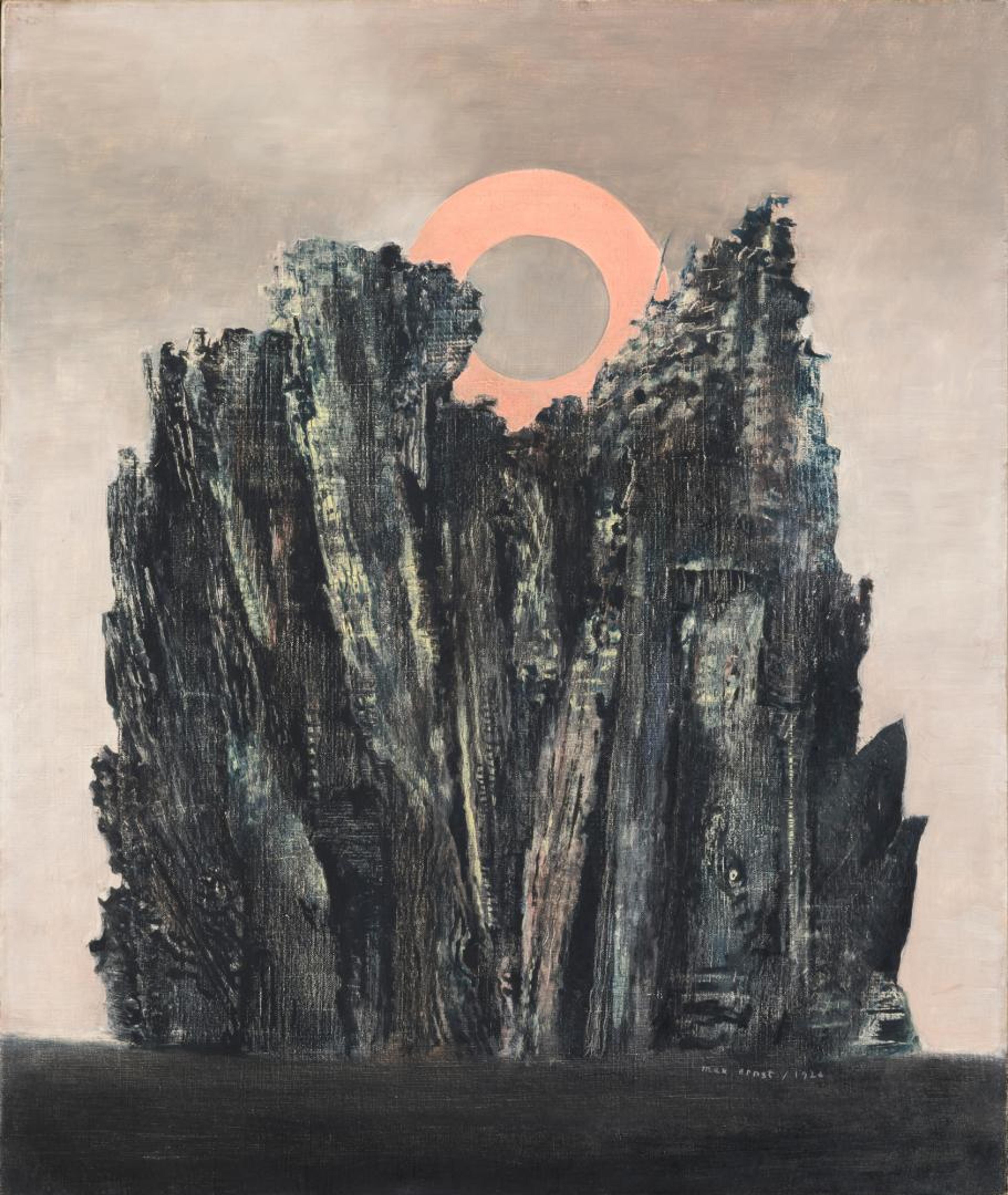 Et maleri som viser en slags skog dominerende i bildet, mørk grå mot en grå-rosa bakgrunn. En rund form som en slags sol over skogen.