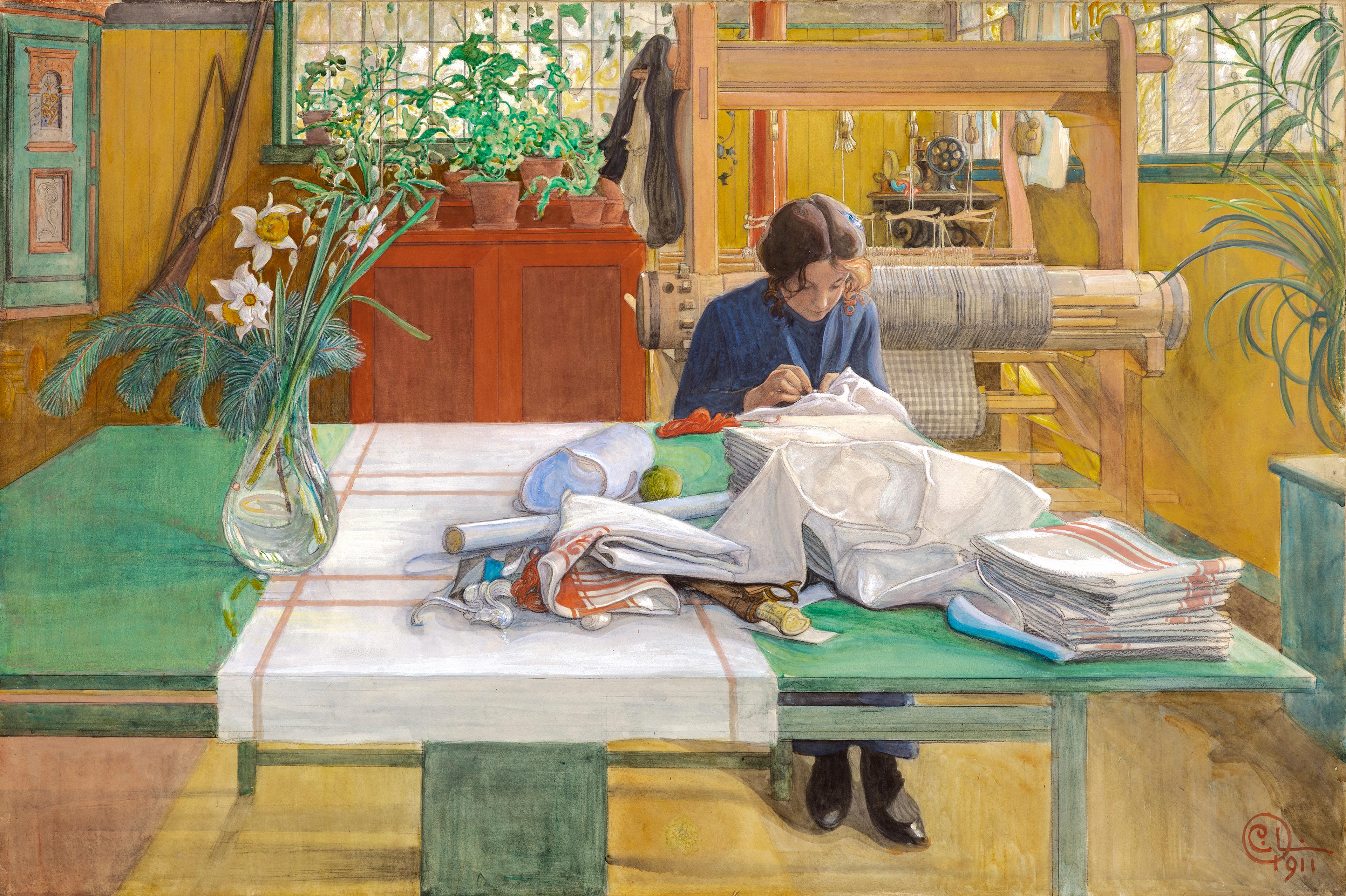 Maleri fra utstillingen Brikker malt av Carl Larsson. Vi ser en kvinne som sitter med et bord og syr i et hyggelig innredet rom med planter og tremøbler i klare farger.  
