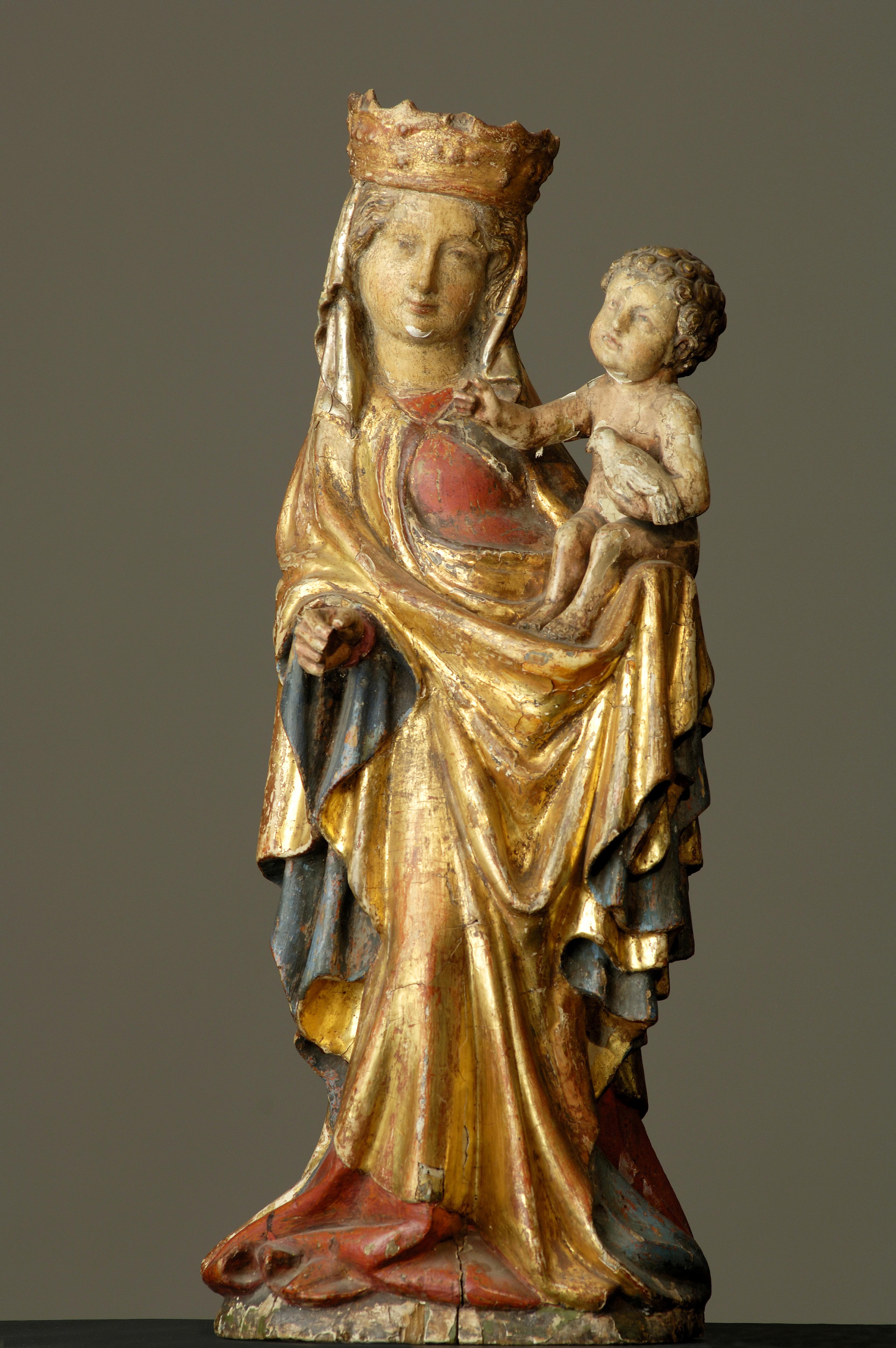 En skulptur av en mor og barn, en Madonnafigur, utført i gylne toner.