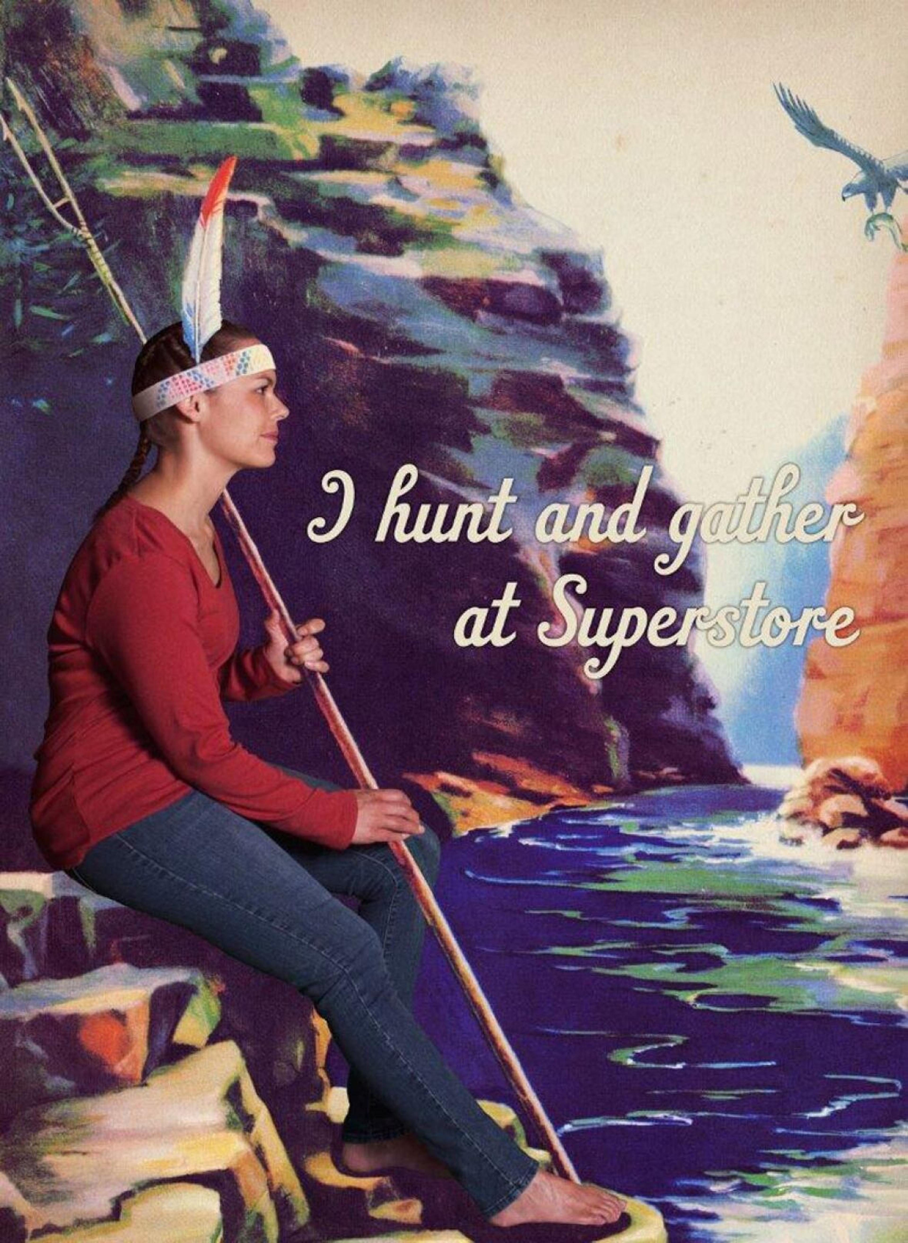 Et kunstverk som viser en kvinne med fjærpryd klippet inn i et landskap og teksten "I hunt and gather at Superstore".