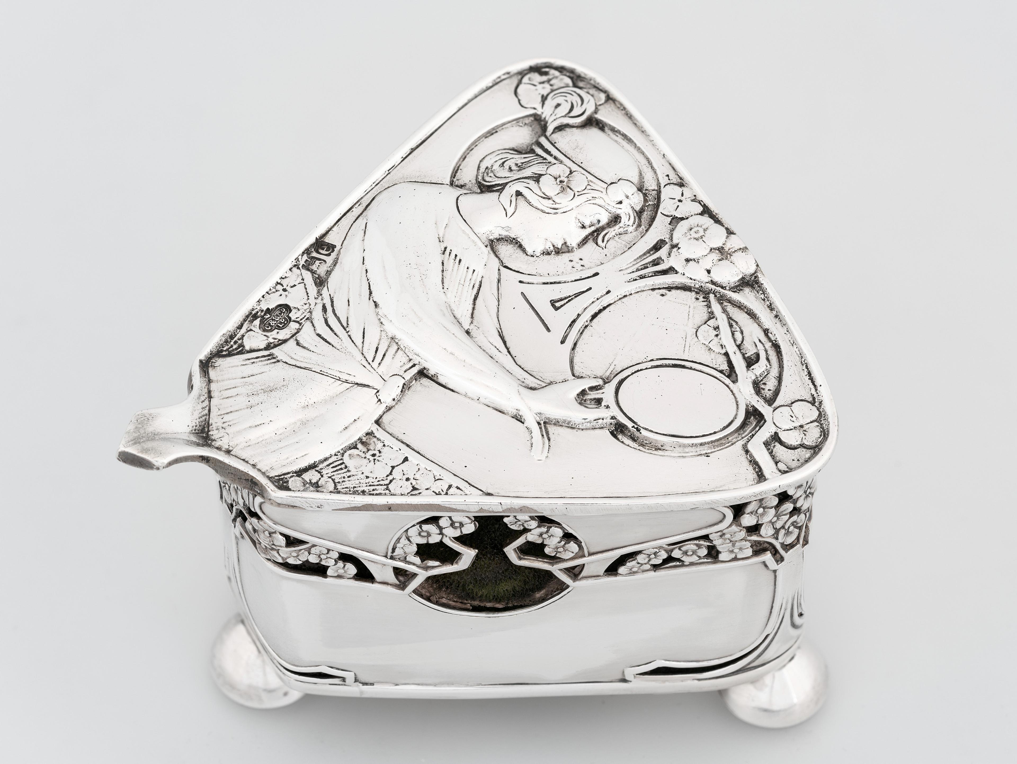 En ornamentert dåse i sølv