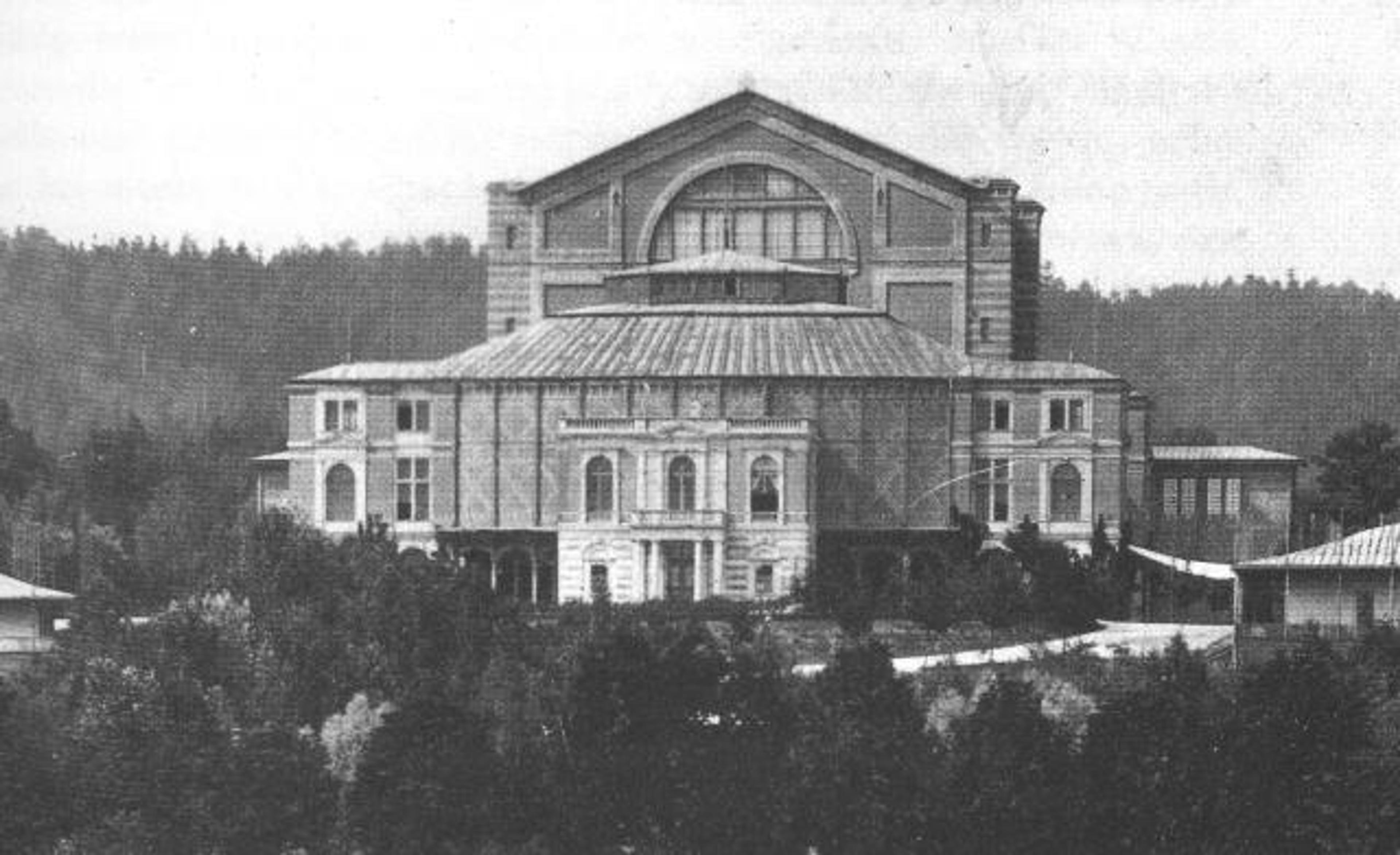 Fasaden på en stor konsertbygning i Bayreuth