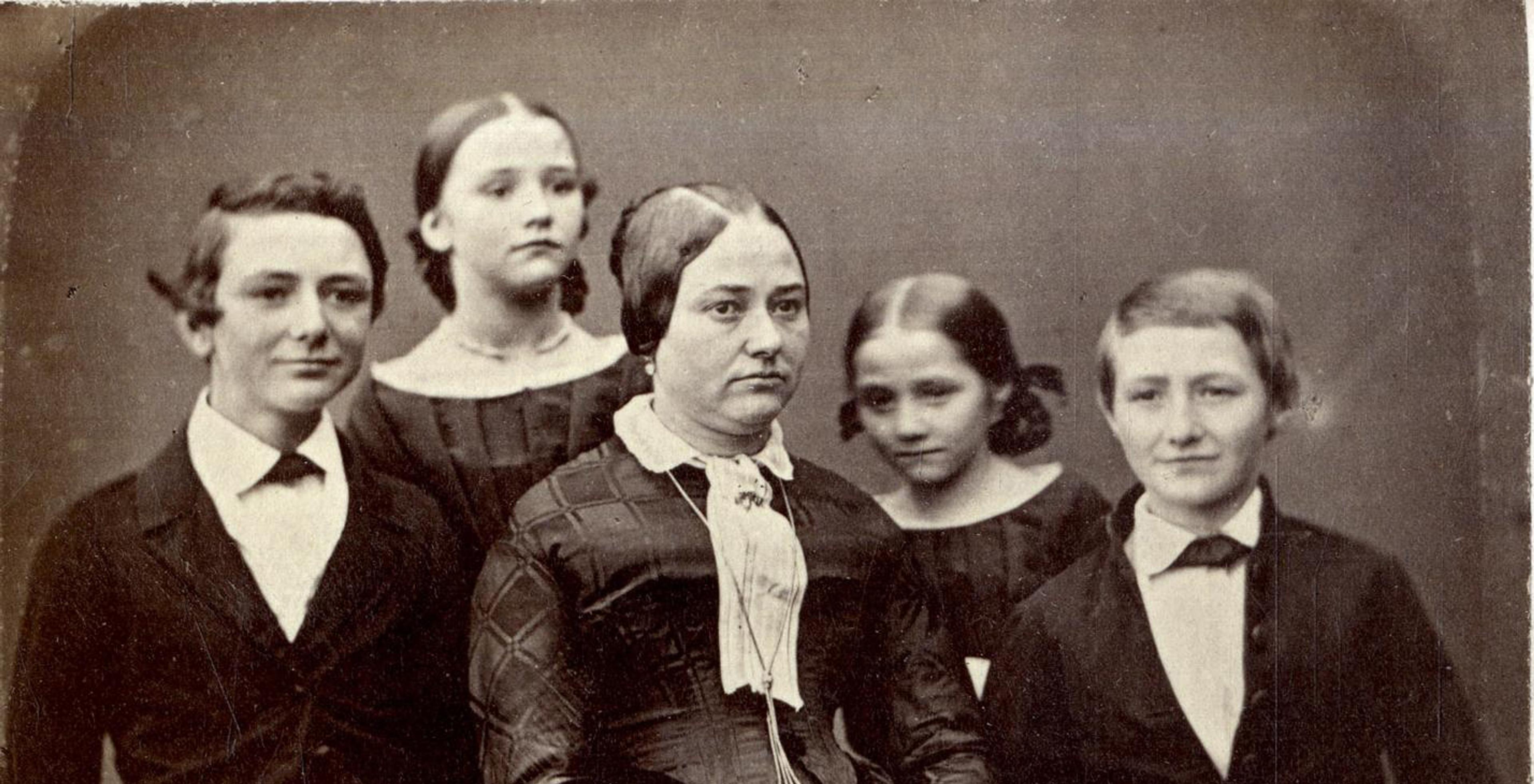 Fotografi av Ole Bulls familie som viser hans første kone sammen med fire barn i ulik barneskolealder.