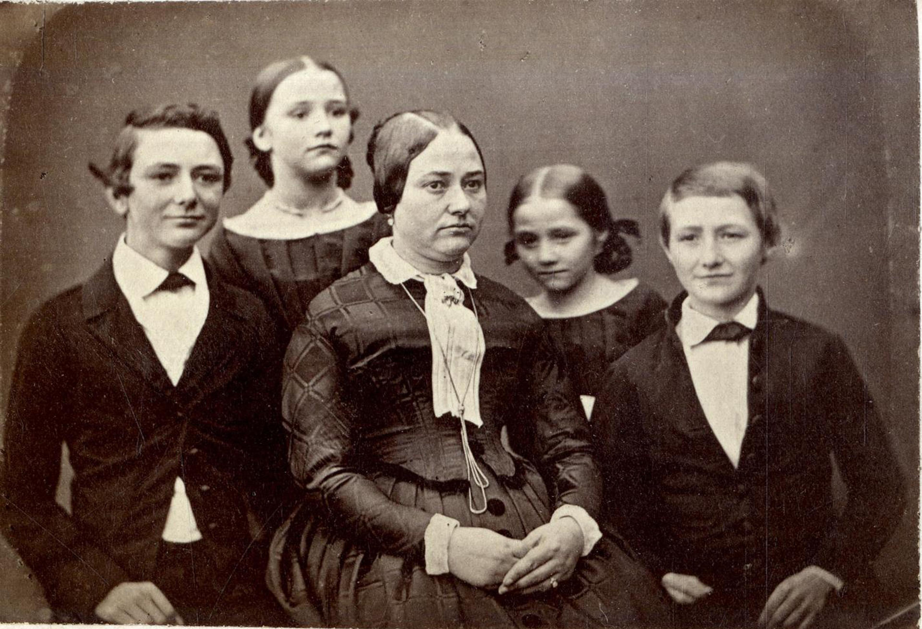 Photograph of Ole Bulls family depicting his first wife Felicite together with their four children in the age between 4 and 15