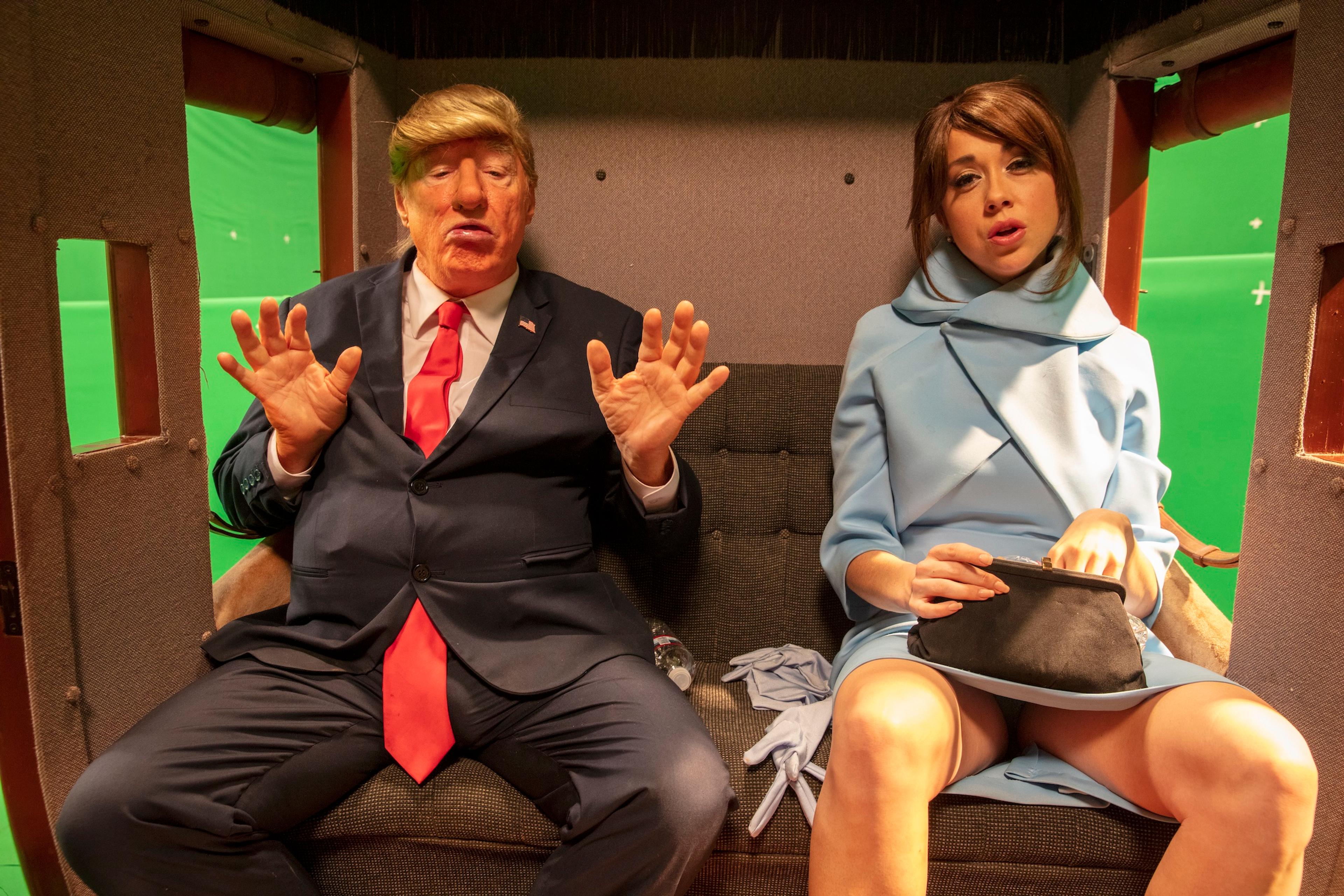 Stillfoto fra videoinstallasjonen DADDA hvor kunstneren Paul McCarthy er utkledd som den amerikanske Donald Trump. Han sitter sammen med en skuespiller som er kledt som presidentens kone Melania Trump. 