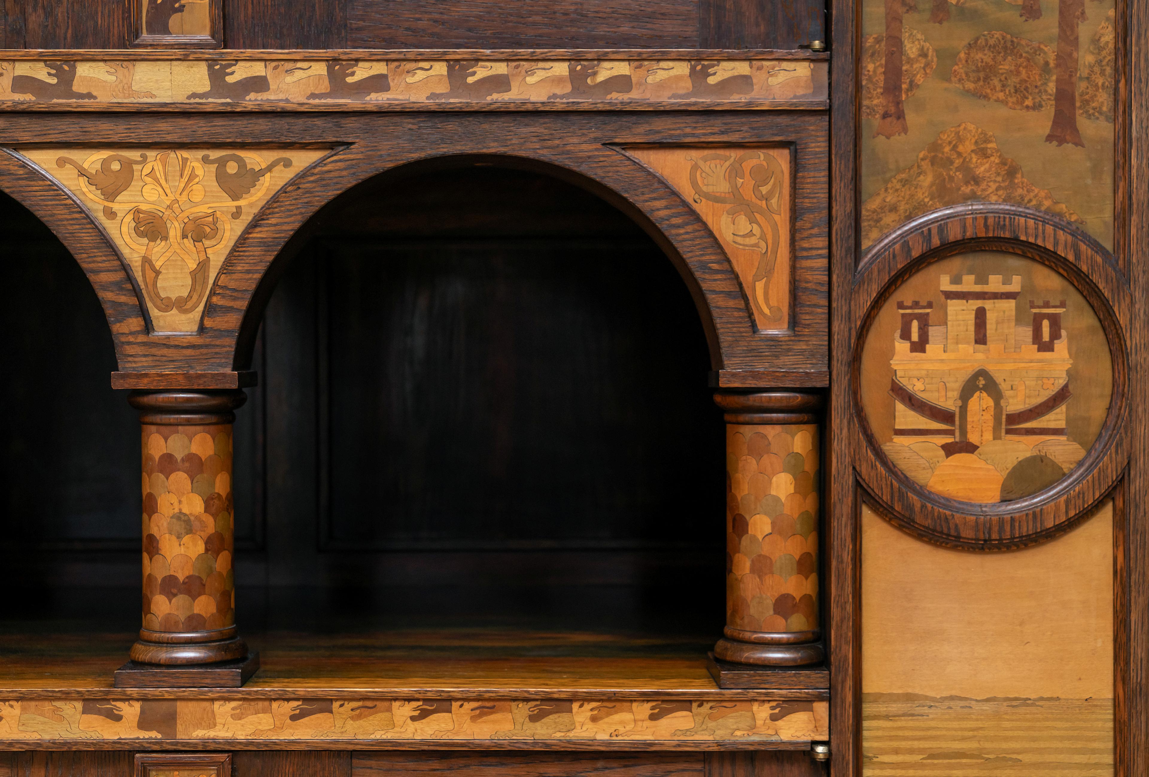 Detalj fra et møbel i tre med utskjæringer og intarsia av møbelfirmaet Knag.