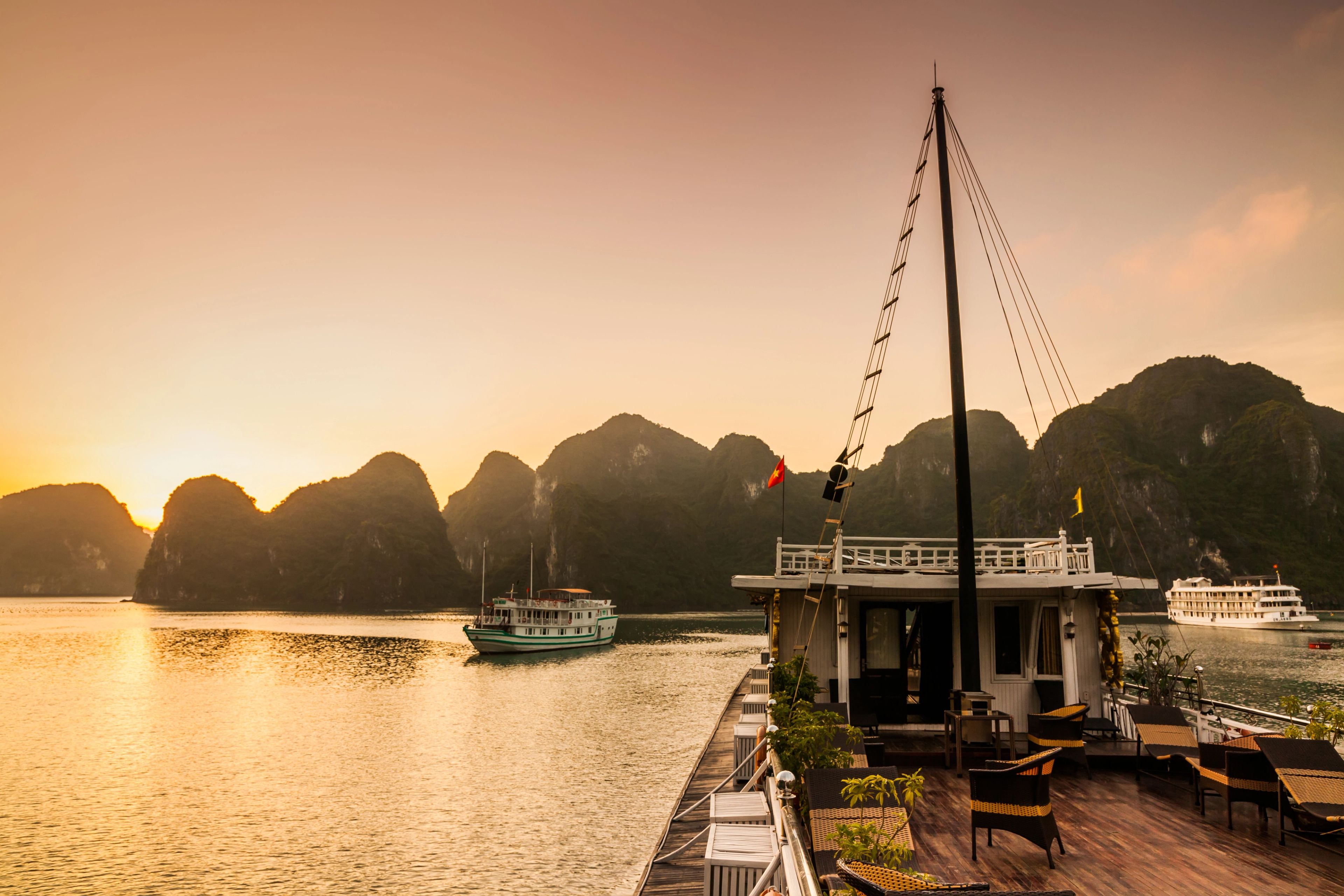 Halong Bay Cruise & Return to Hanoi — photo 1