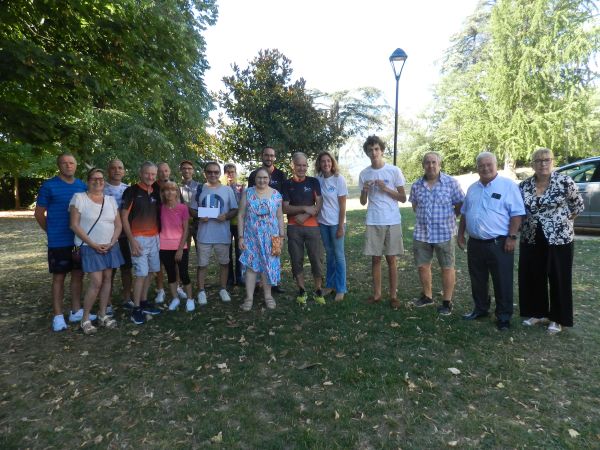 Remise de chèque par Sports Dimanche