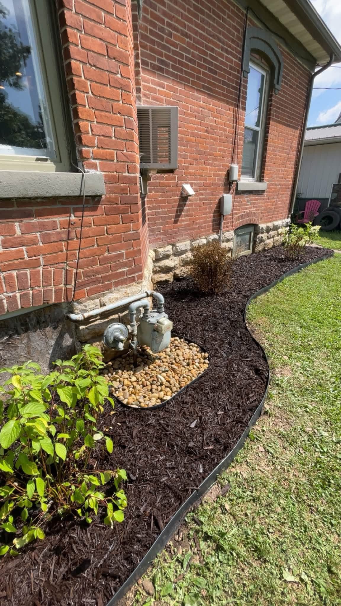 Completed curved mulch bed with stone detail