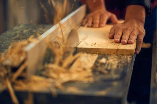 Zuschnitt und Bearbeitung von Holz