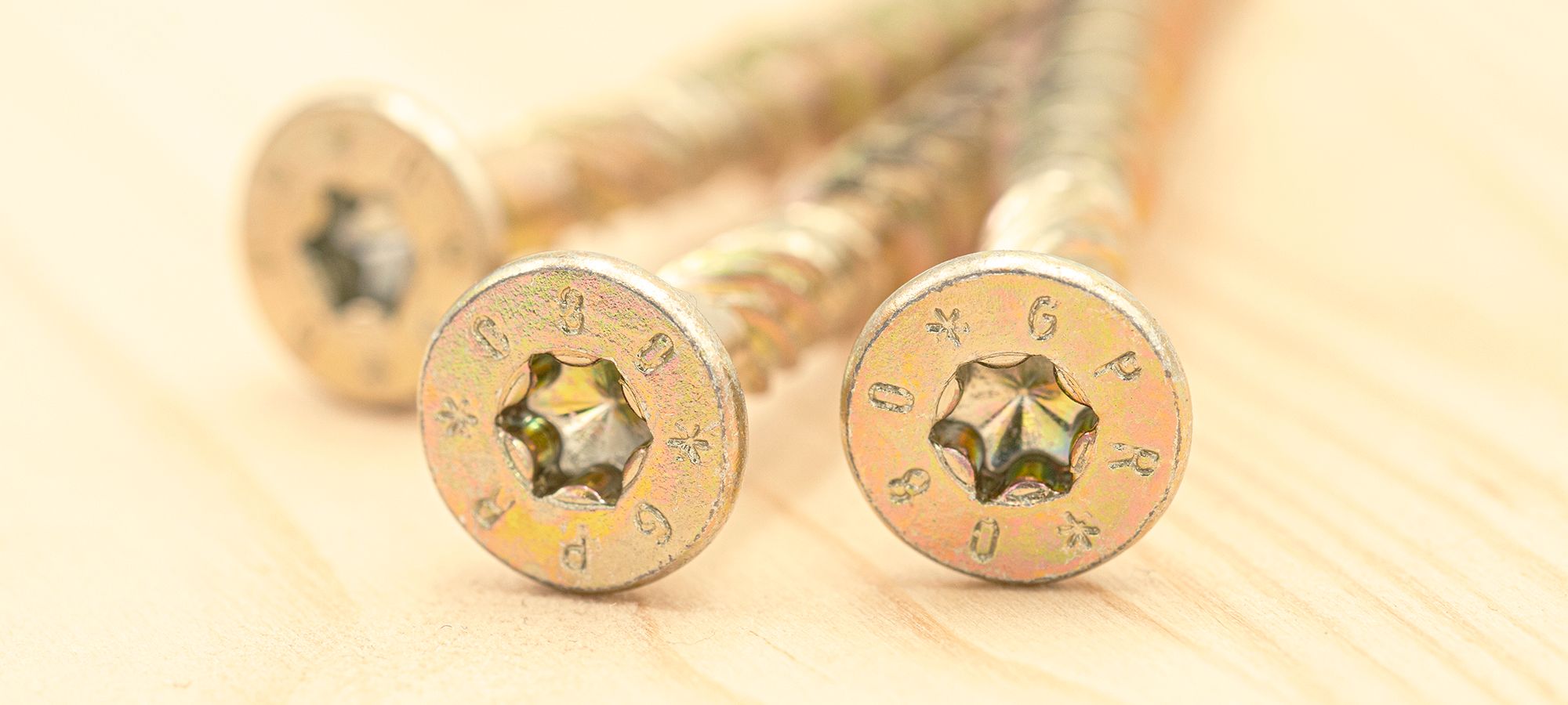 Schrauben und Befestigungsmaterialien für Holzbau