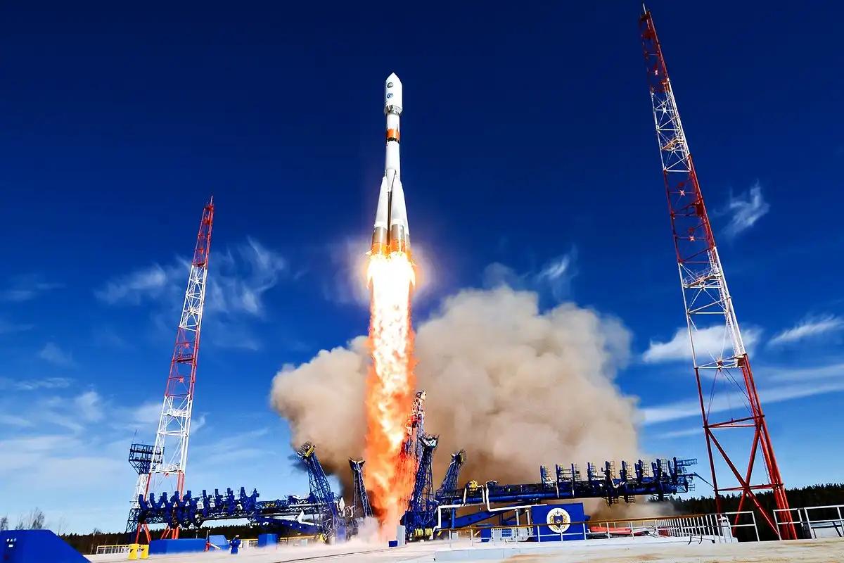 A Soyuz 2-1b launches satellites