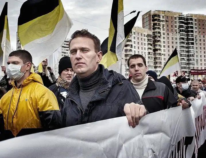 Alexei Navalny and others stand in a demonstration