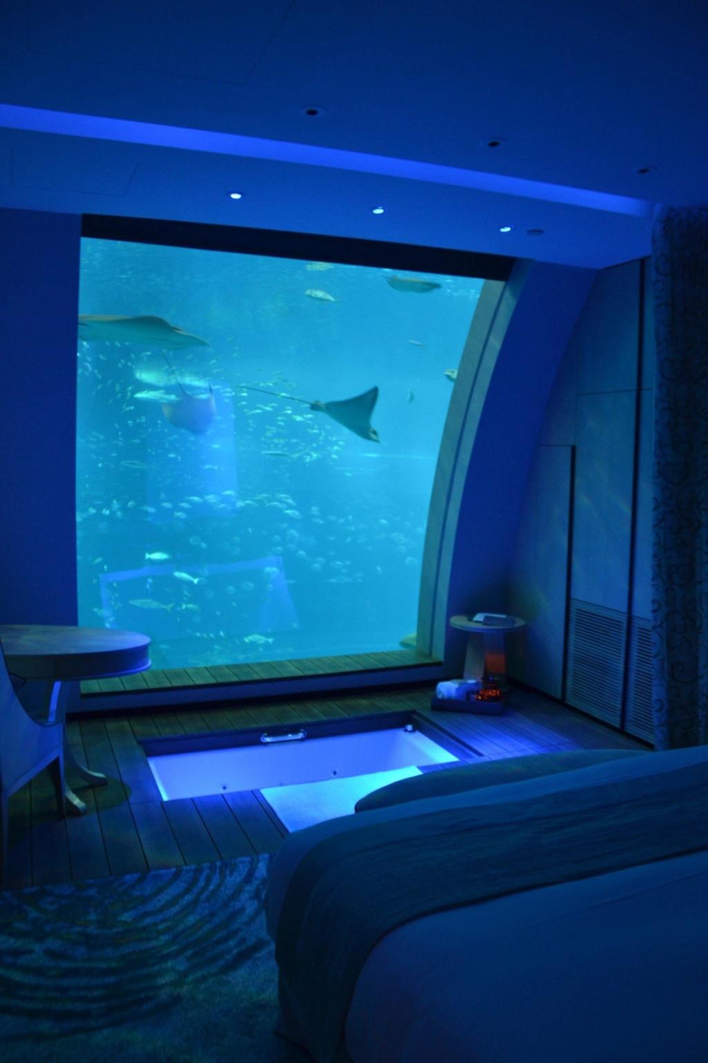 Equarius Ocean Suite de Resorts World Sentosa en Singapur, con una ventana de acuario de suelo a techo