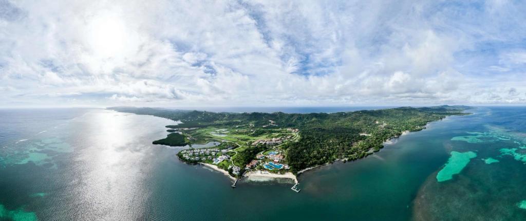 Panorama aéreo da ilha de Roatán, sede da ZEDE Próspera, com o resort Pristine Bay em primeiro plano
