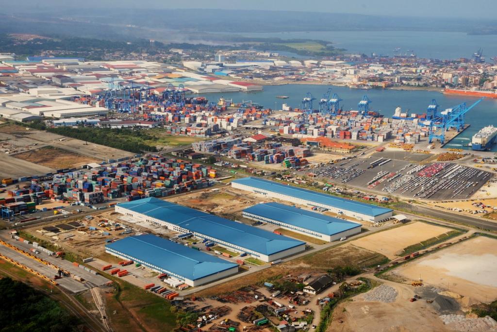 Vista aérea de la Zona Libre de Colón en Panamá, con almacenes, contenedores y grúas portuarias