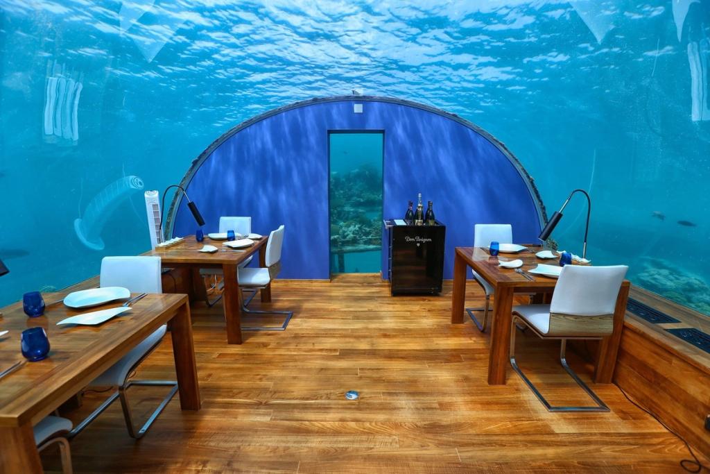 Comedor submarino bajo una cúpula de vidrio en Conrad Maldives Rangali Island, primera residencia hotelera submarina