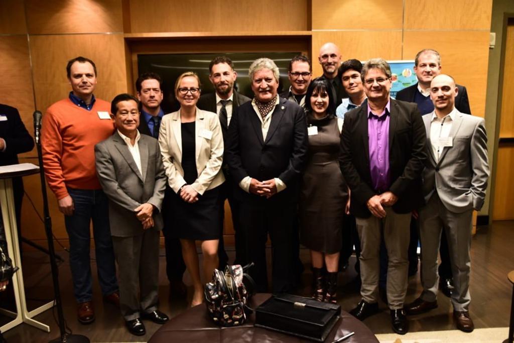 Delegados del seasteading posan en grupo durante su viaje a Tahití en 2016 para reunirse con el gobierno polinesio