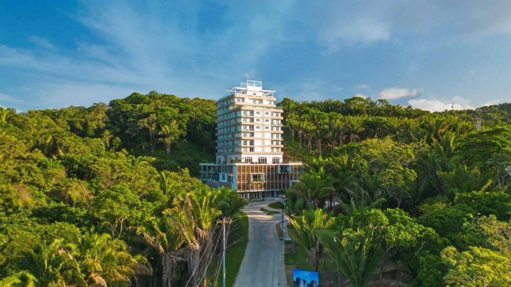 Duna Tower in Próspera surrounded by palm forest on Roatán, venue of the 2026 Free Cities Conference