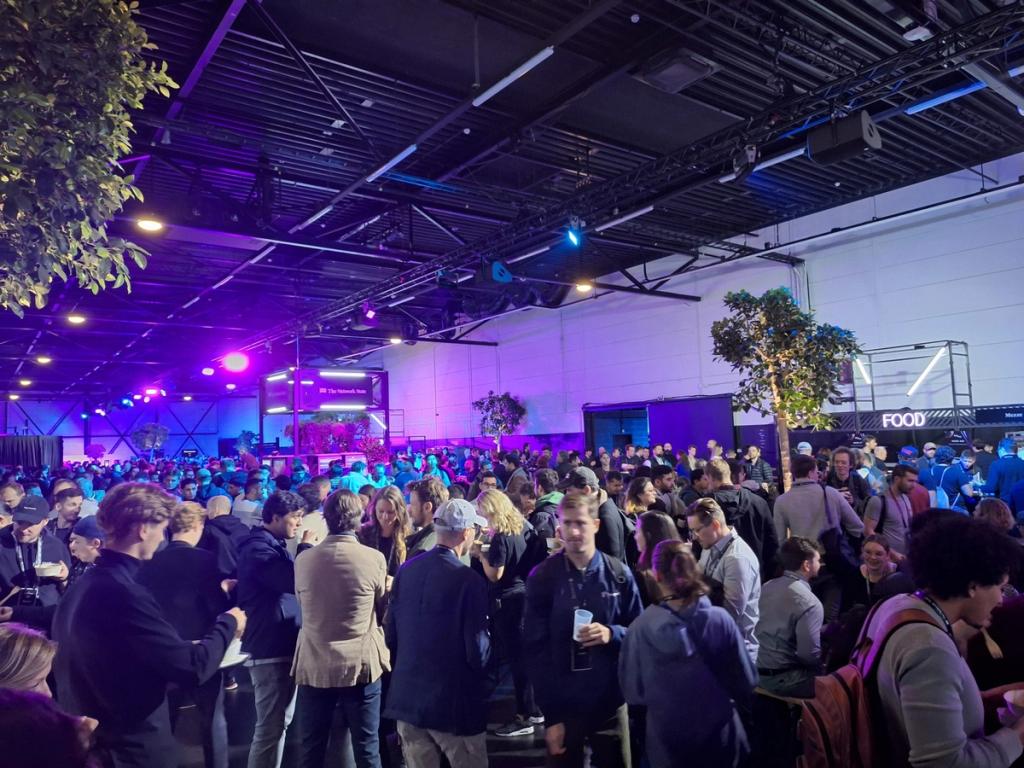 Crowded networking break by the food area at the Network State Conference in Amsterdam