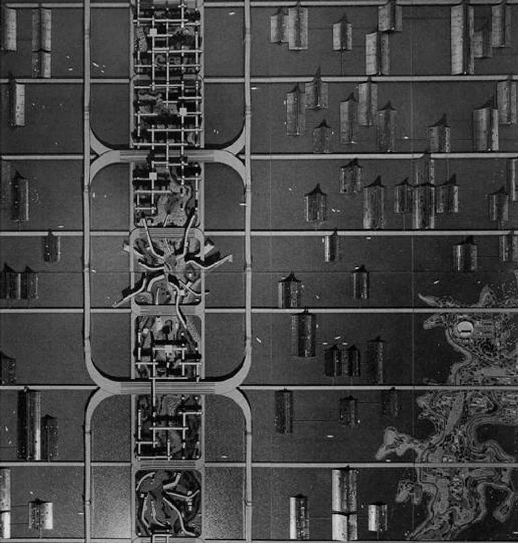 Maqueta de la megaestructura de Kenzo Tange para extender el Tokio de posguerra sobre la bahía de Tokio