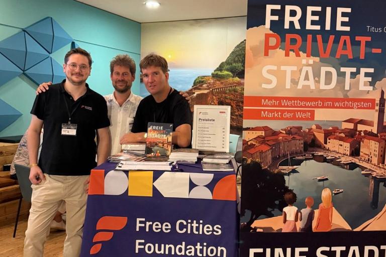 From left: Jan Bertram (Free Cities Foundation), Rahim Taghizadegan (Chief Economist, Free Cities Foundation) and Christoph Heuermann (Staatenlos) at our booth.