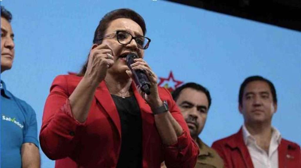 Honduran President Xiomara Castro speaking into a microphone at a rally, who campaigned against the ZEDEs