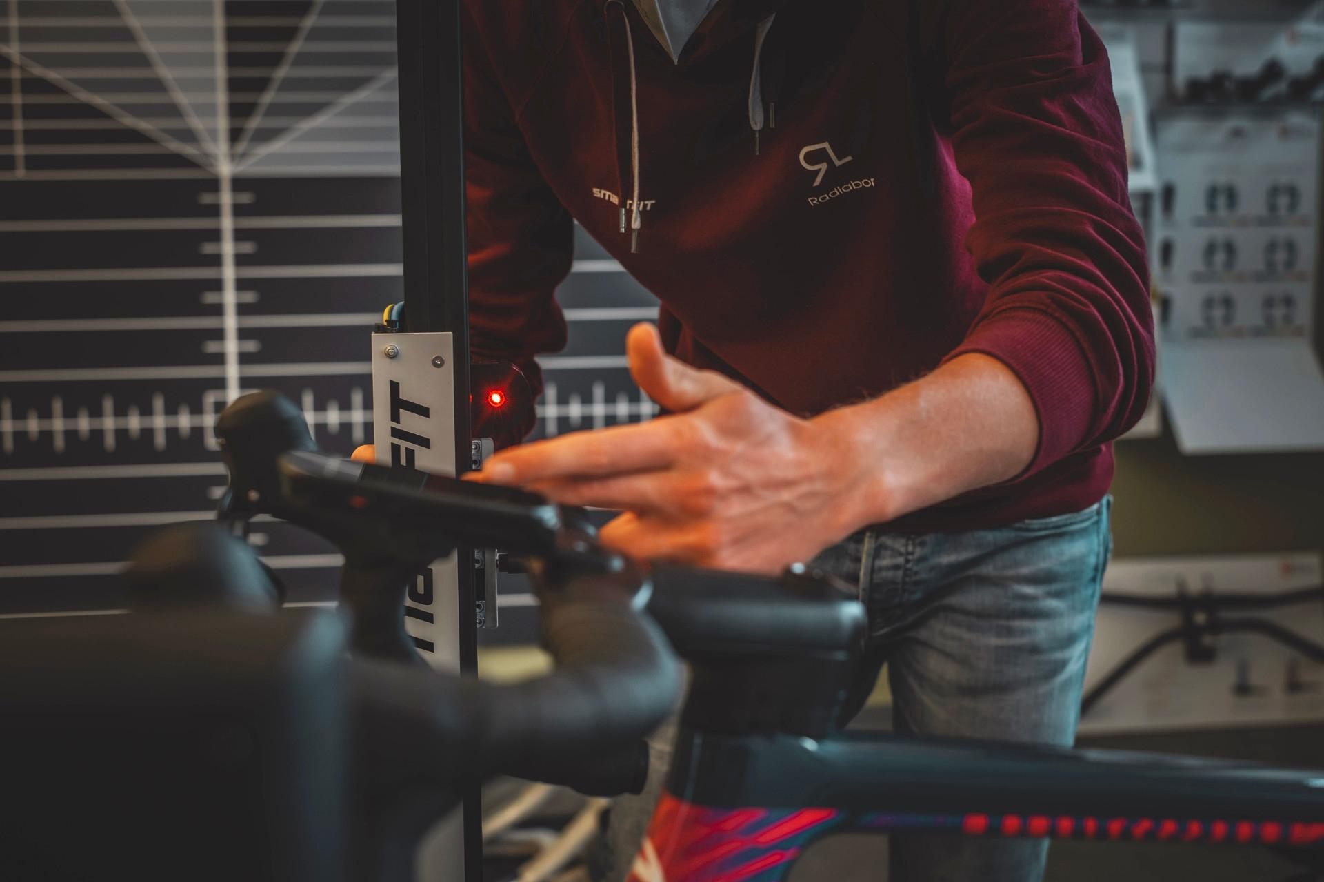 Laservermessung Rennrad Cockpit