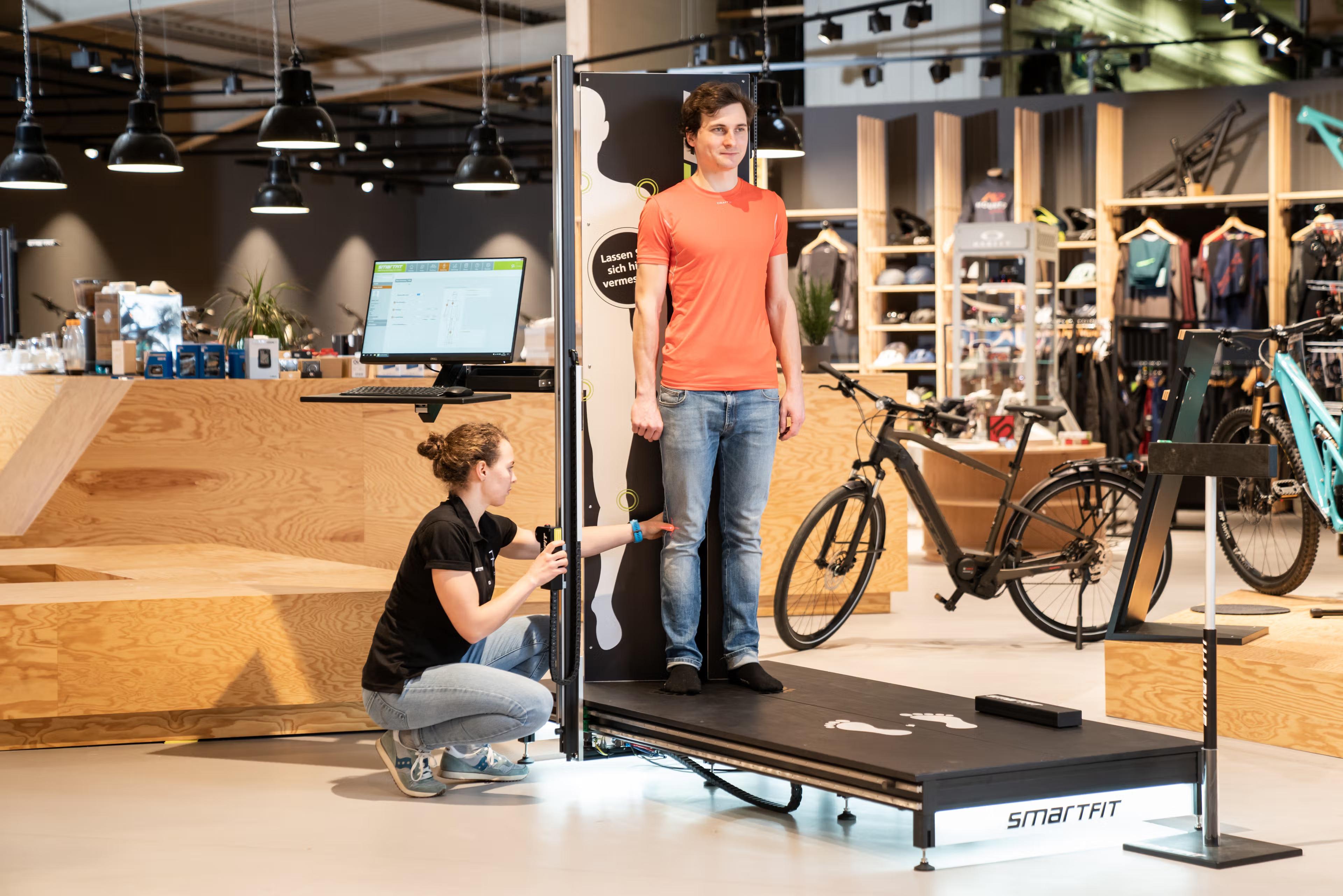 Im Fachhandel wird der Kunde am Smartfit Q4 vermessen