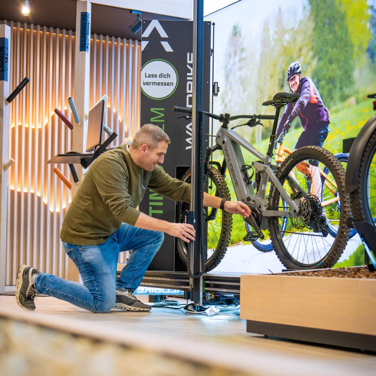 Bei Waldbike wird jeder Kunde und jedes Fahrrad individuell vermessen