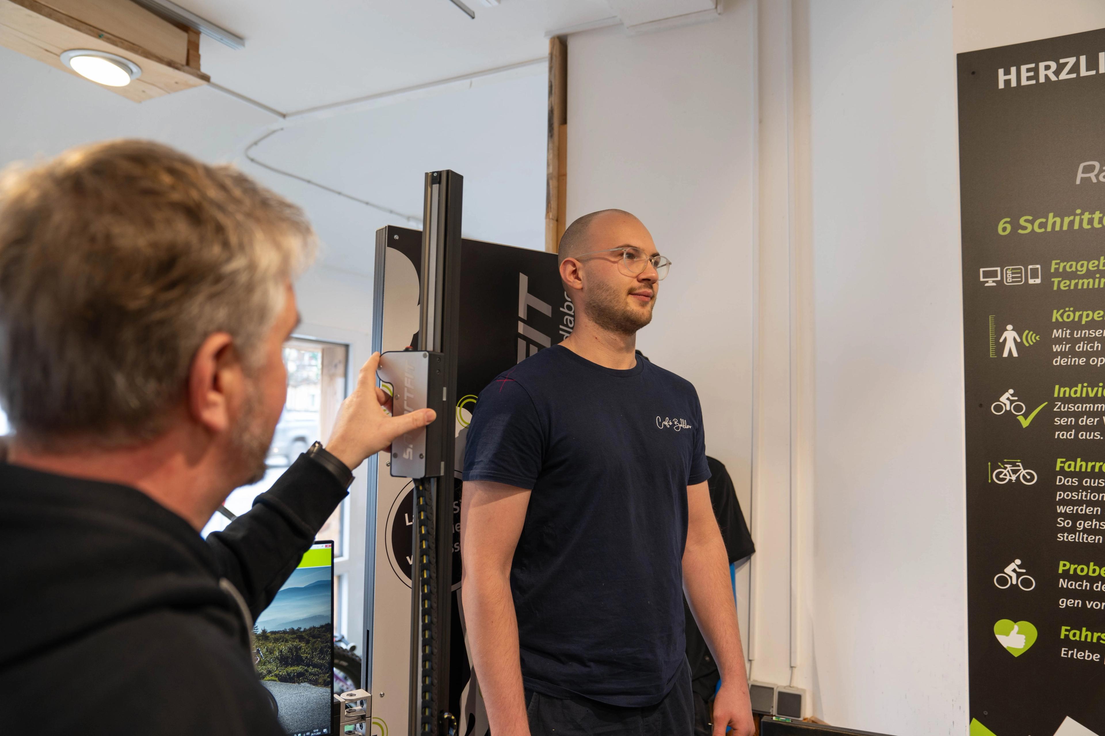 Nach der Bedarfsanalyse wird bei Wall jede:r Kund:in mit Smartfit vermessen