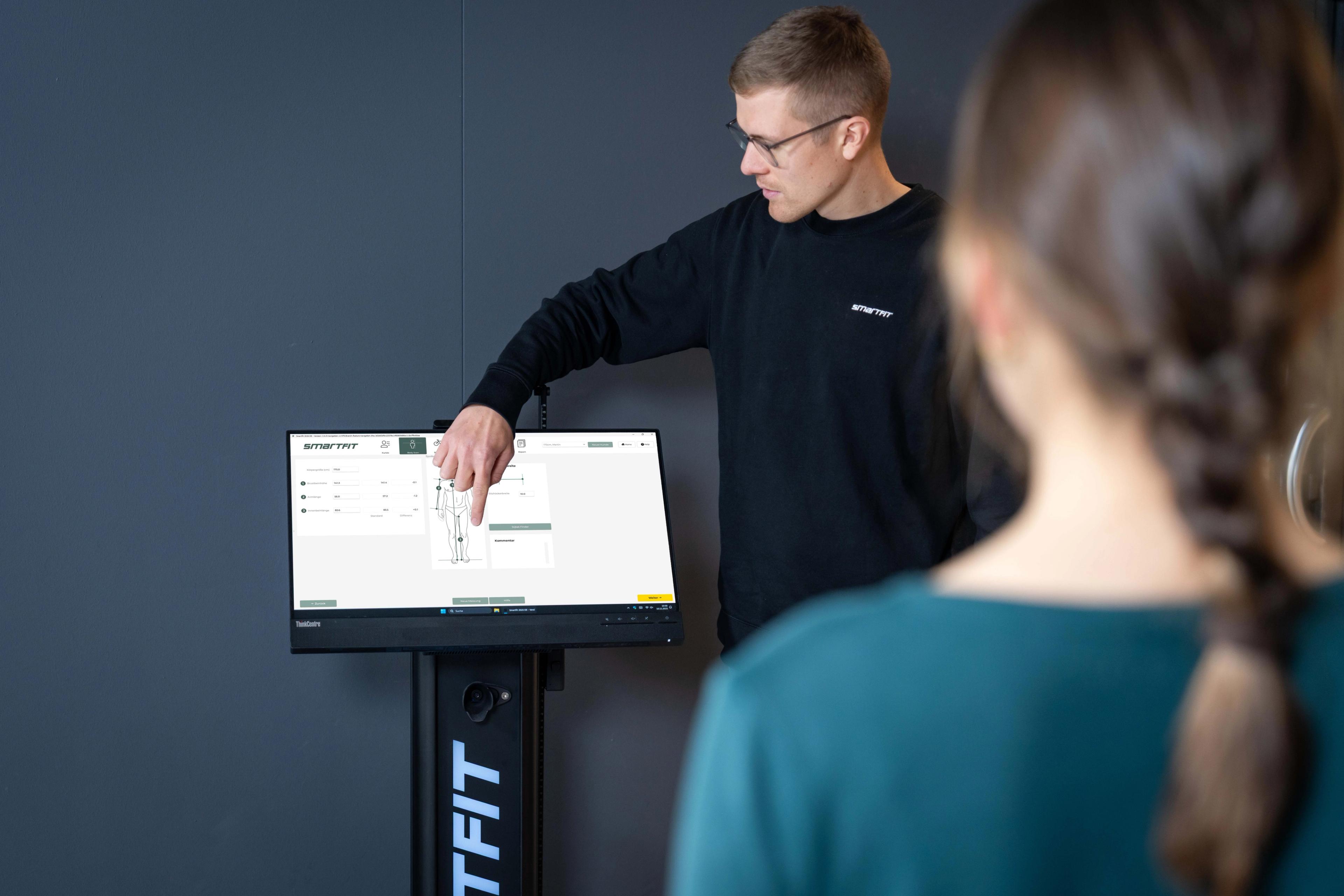 Vermesse Kund:innen bspw. mit dem Smartfit Q2-System, um sie noch besser und auch objetiv beraten zu können.