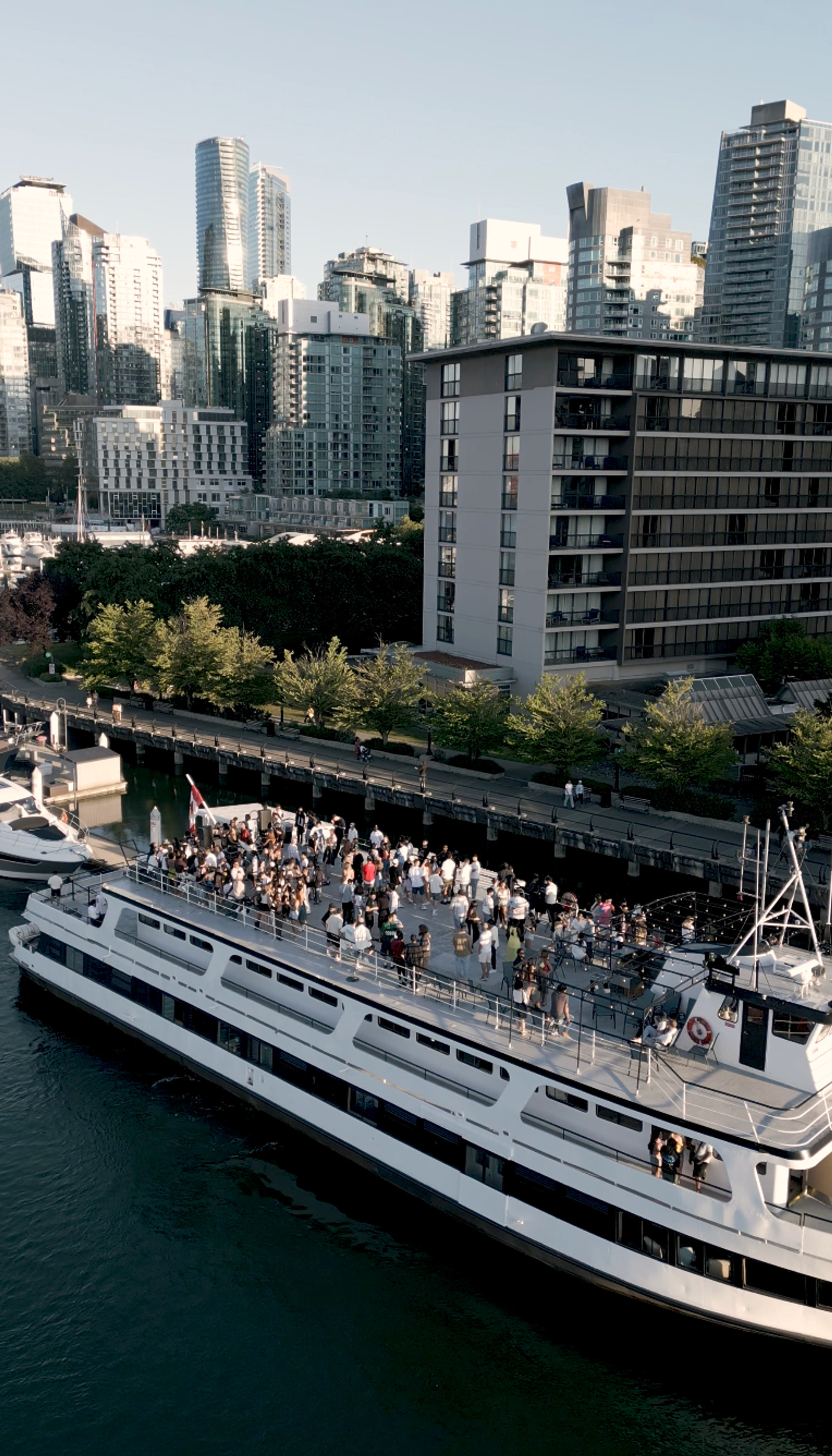 YATCH PARTY 25' BIRDS VIEW poster