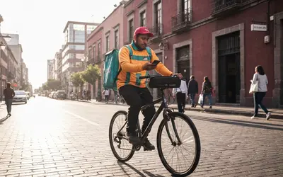 ¿Qué gastos son deducibles para trabajadores de plataformas digitales? 2025