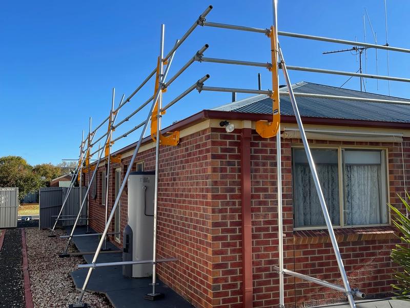 Adaptable edge protection for structures without eaves or soffits.