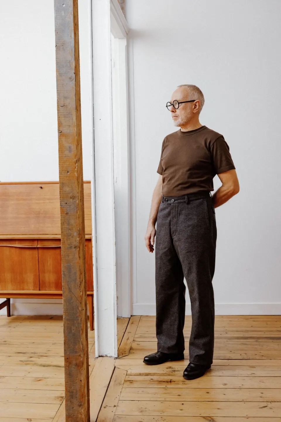 Le pantalon chevron porté, de face