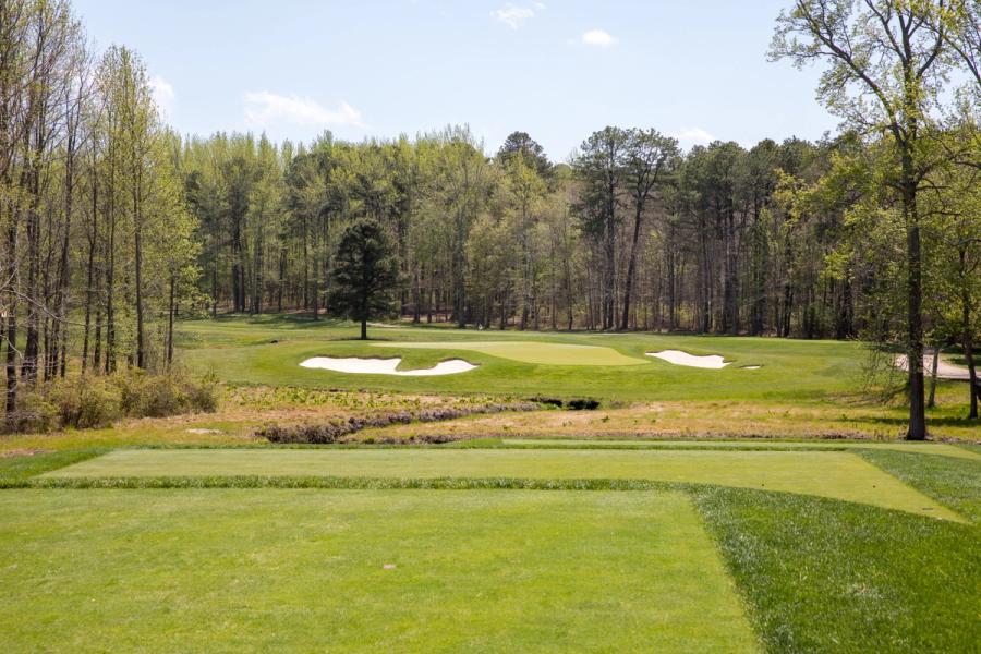 golf-green-flanking-bunkers